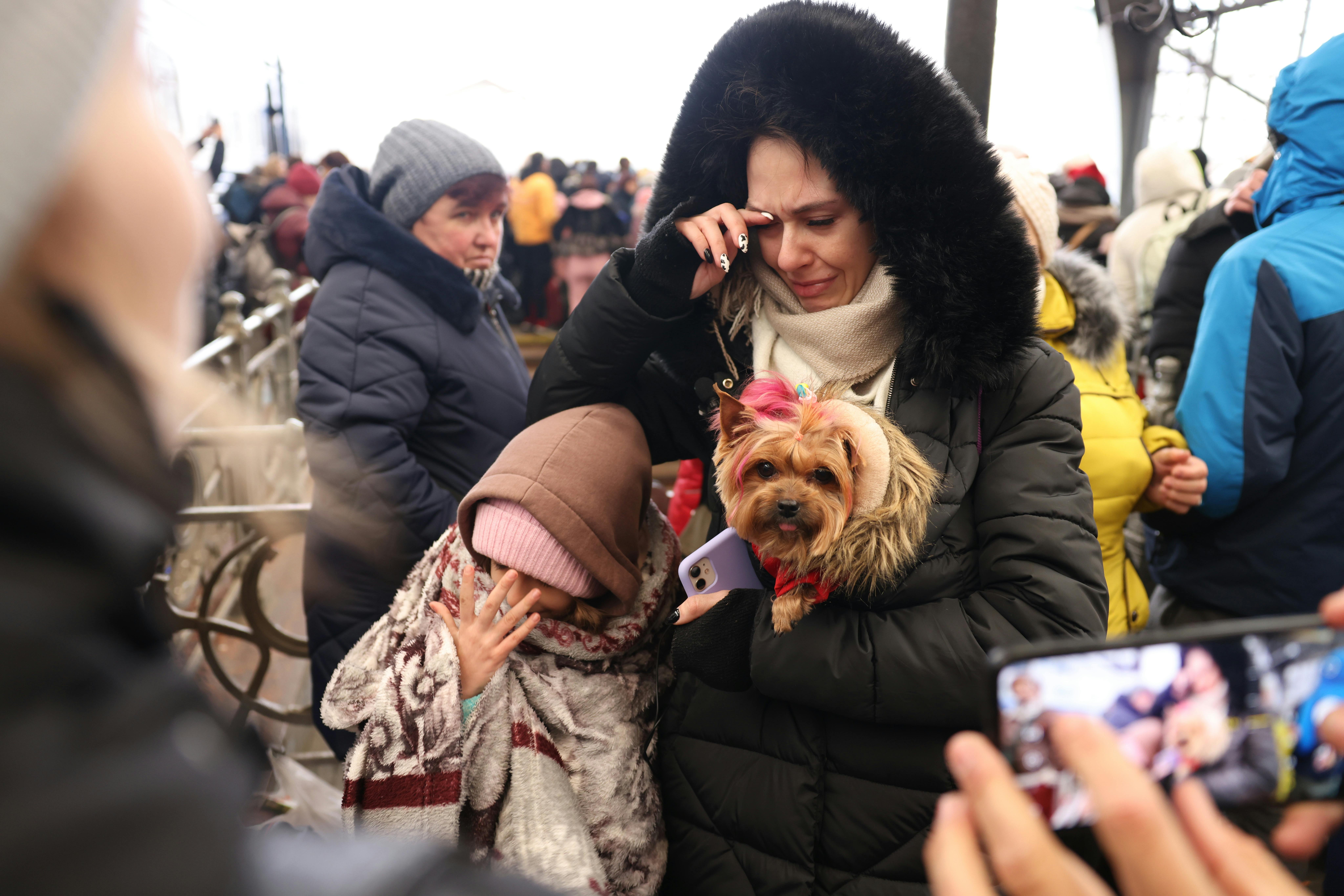 Una bambina avvolta in una coperta cerca di tenersi al caldo mentre lei e la sua famiglia aspettano di salire a bordo di un treno di evacuazione nella stazione di Leopoli, nell'angolo più occidentale dell'Ucraina, vicino al confine con la Polonia.