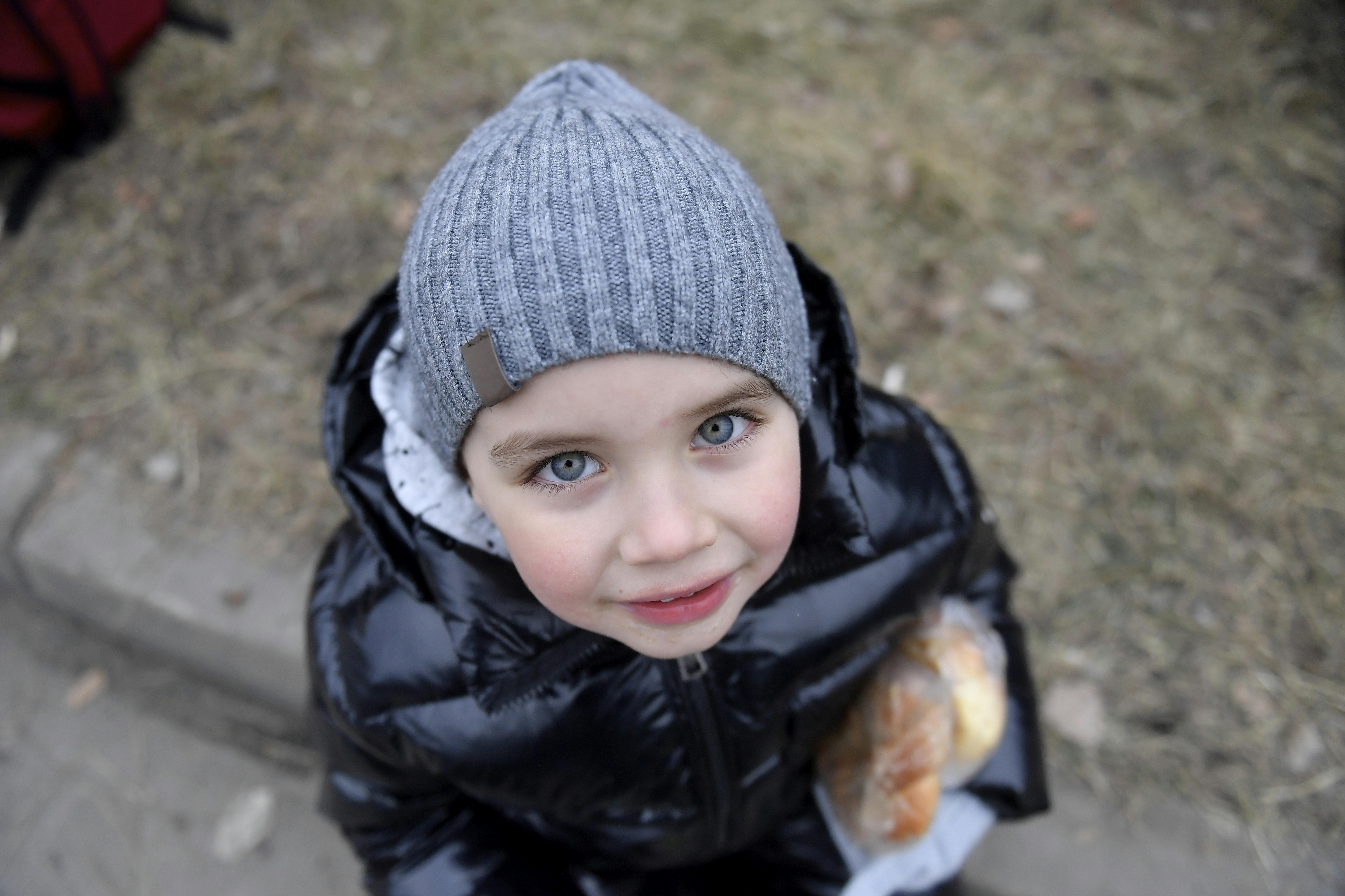 Max, 4 anni, insieme alla madre Aliona, sono fuggiti in Romania il 27 febbraio 2022, per paura che il conflitto si intensificasse, dopo essere fuggiti prima da Kiev a Chernivtsi, vicino al confine rumeno.