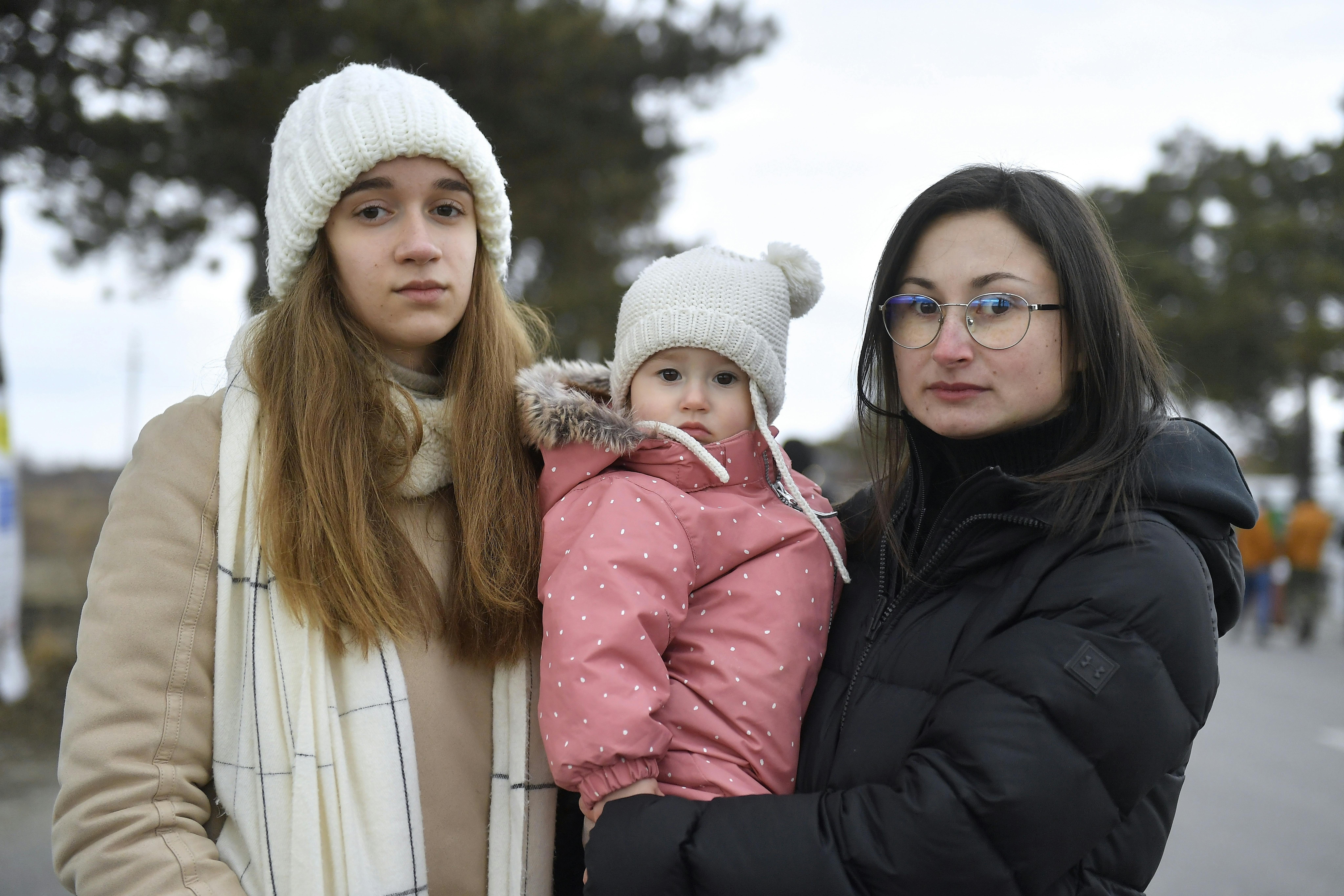 Tania, con sua figlia Mia di due anni e sua sorella, provengono dalla città di Chernivtsi, che si trova nell’Ucraina Occidentale. Stanno aspettando una macchina per potersi spostare, dopo essere entrate in Romania attraverso la dogana di Siret.