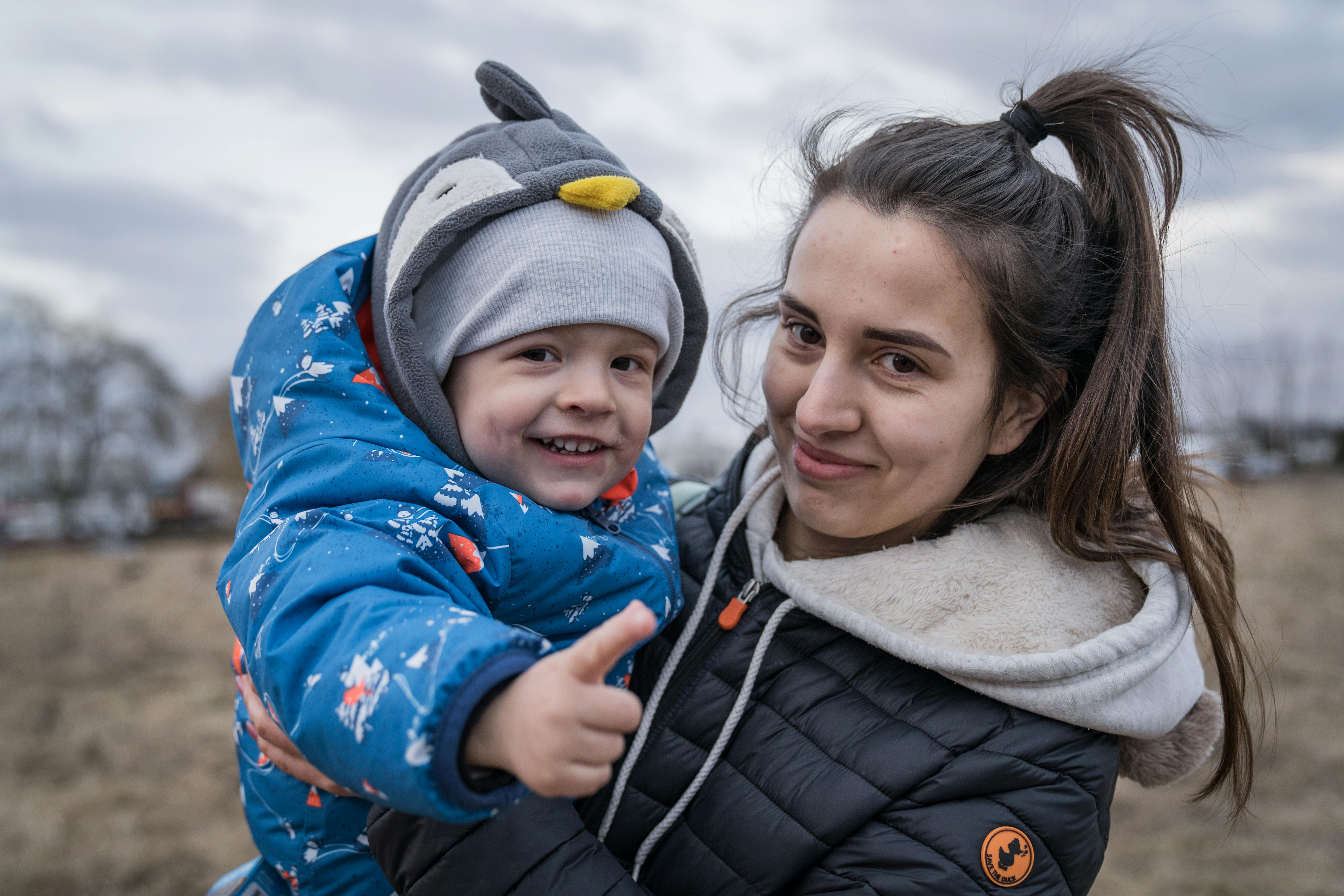 Anna, 24 anni, e suo figlio Dima, 2 anni, di Khmelnytskyi stanno attraversando la Romania per arrivare in Italia dove lavora sua madre. Il papà di Dima, suo marito, è l'unico della famiglia rimasto in Ucraina.