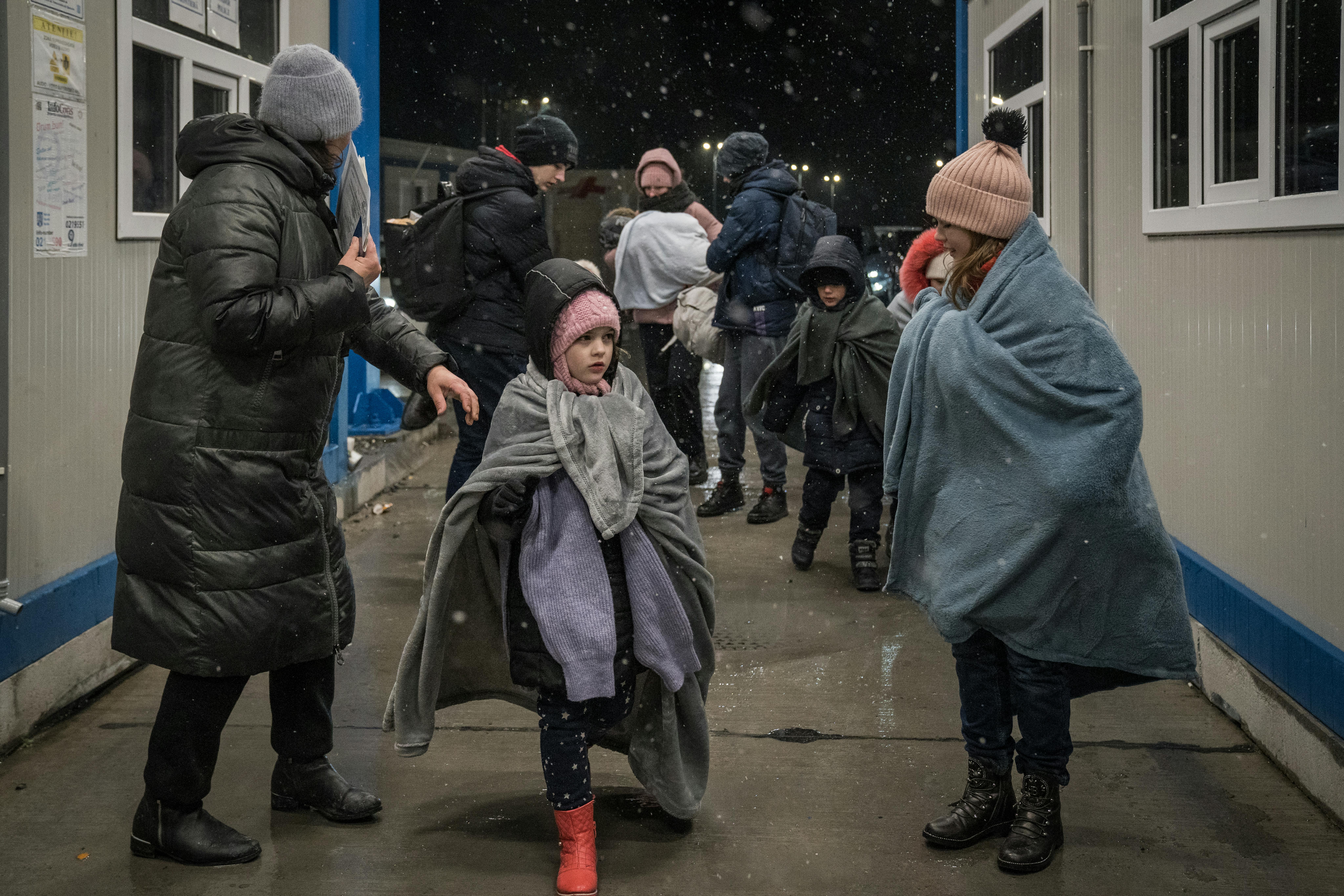 Una famiglia di rifugiati con 11 figli entra in Romania al valico di frontiera di Isaccea.