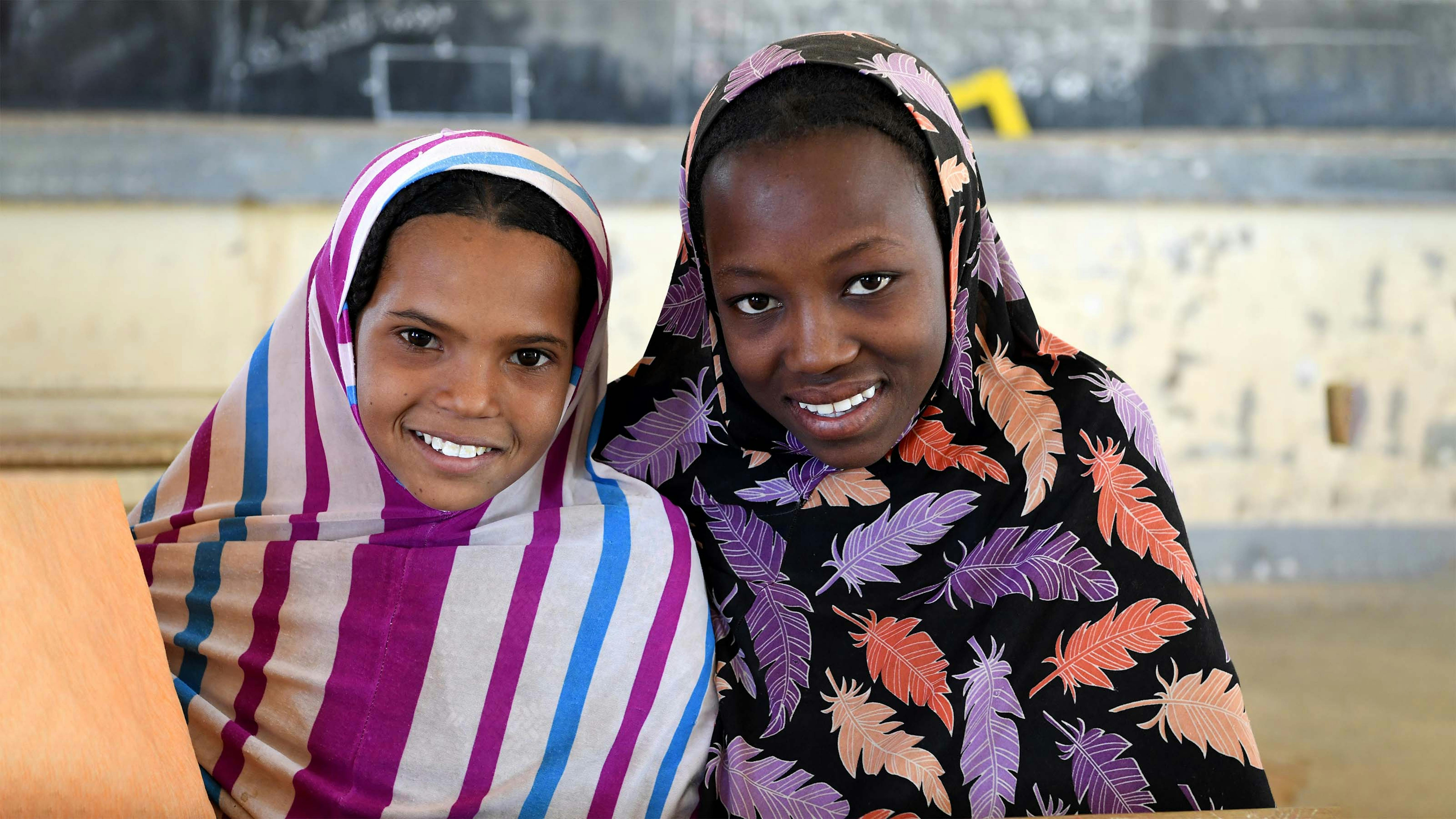 Niger, due ragazze nel  primo giorno di lezione dopo le vacanze, in una scuola nel villaggio di Tiguidit