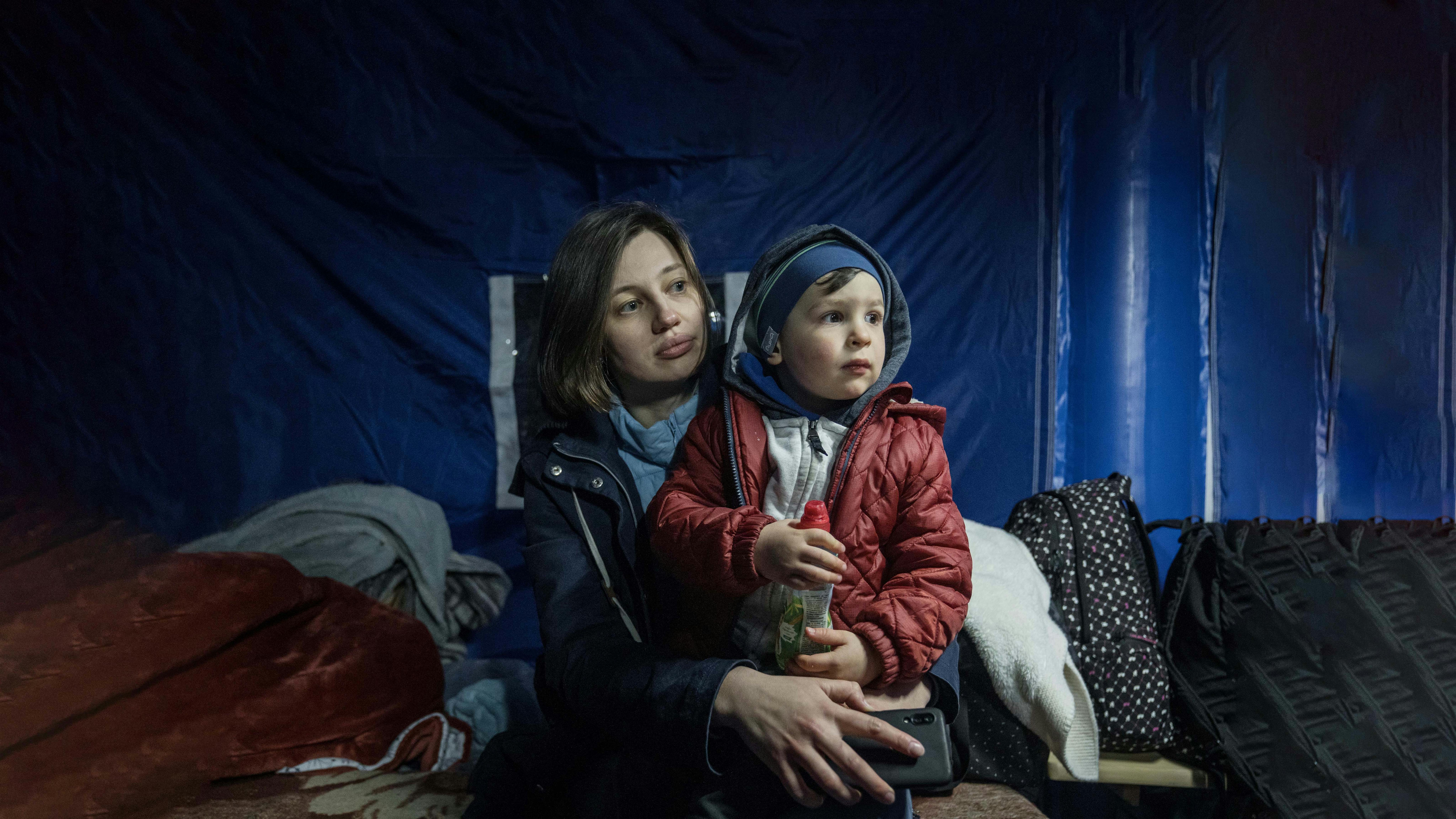 Romania, Xenia, 34 anni, e suo figlio Marc, 2 anni, sono partiti di fretta da Odessa per passare il valico di frontiera di Isaccea
