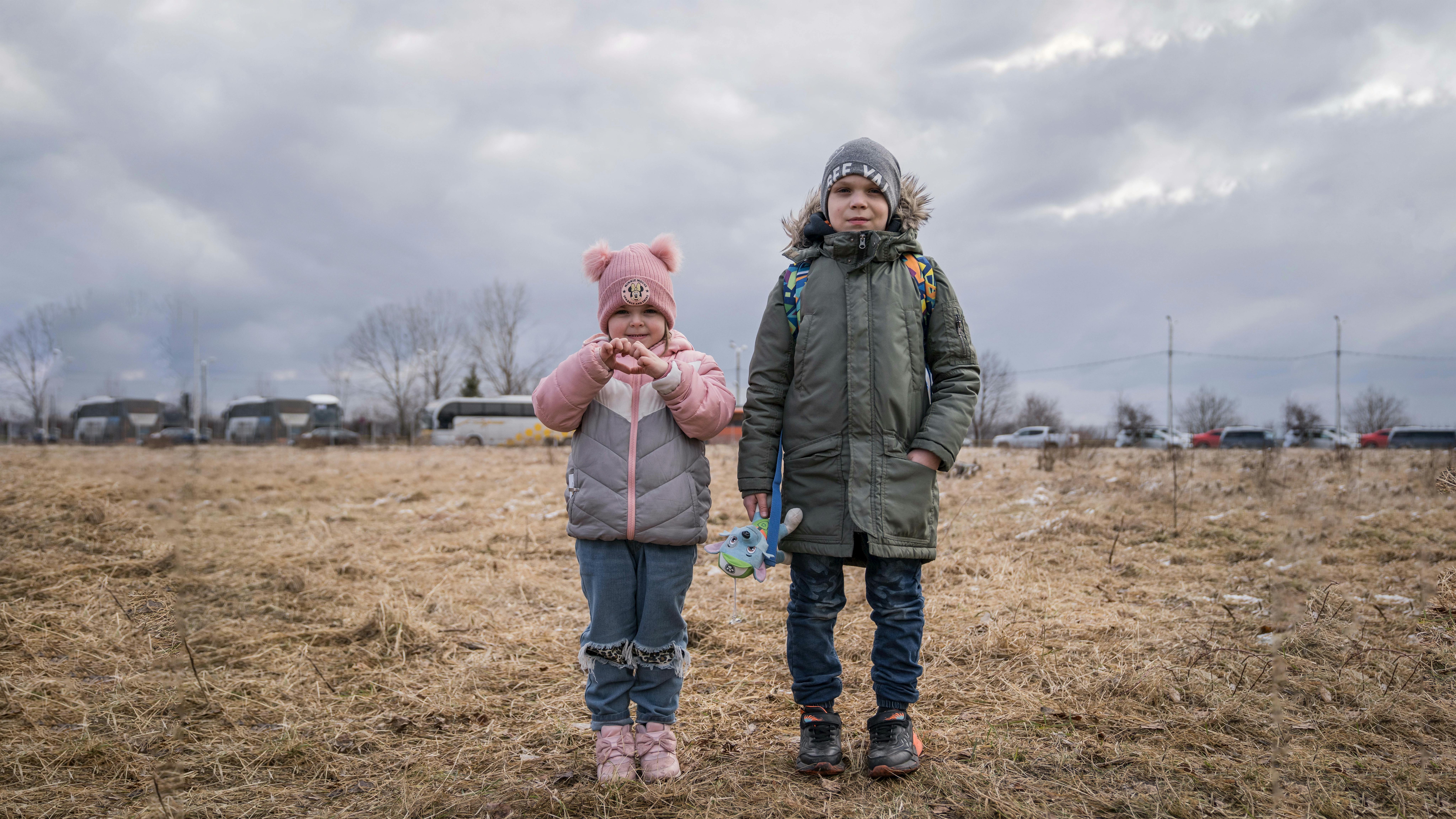 Divia, 5 anni, e Damia, 8 anni sono arrivati in Romania lunedì 28 febbraio 2022 da Zaporizhzhia, una città nel sud-est dell'Ucraina insieme alla loro mamma. Sono arrivati al confine in macchina coon padre e fratello, ma si sono dovuti separare prima che entrassero in Romania per tornare a combattere