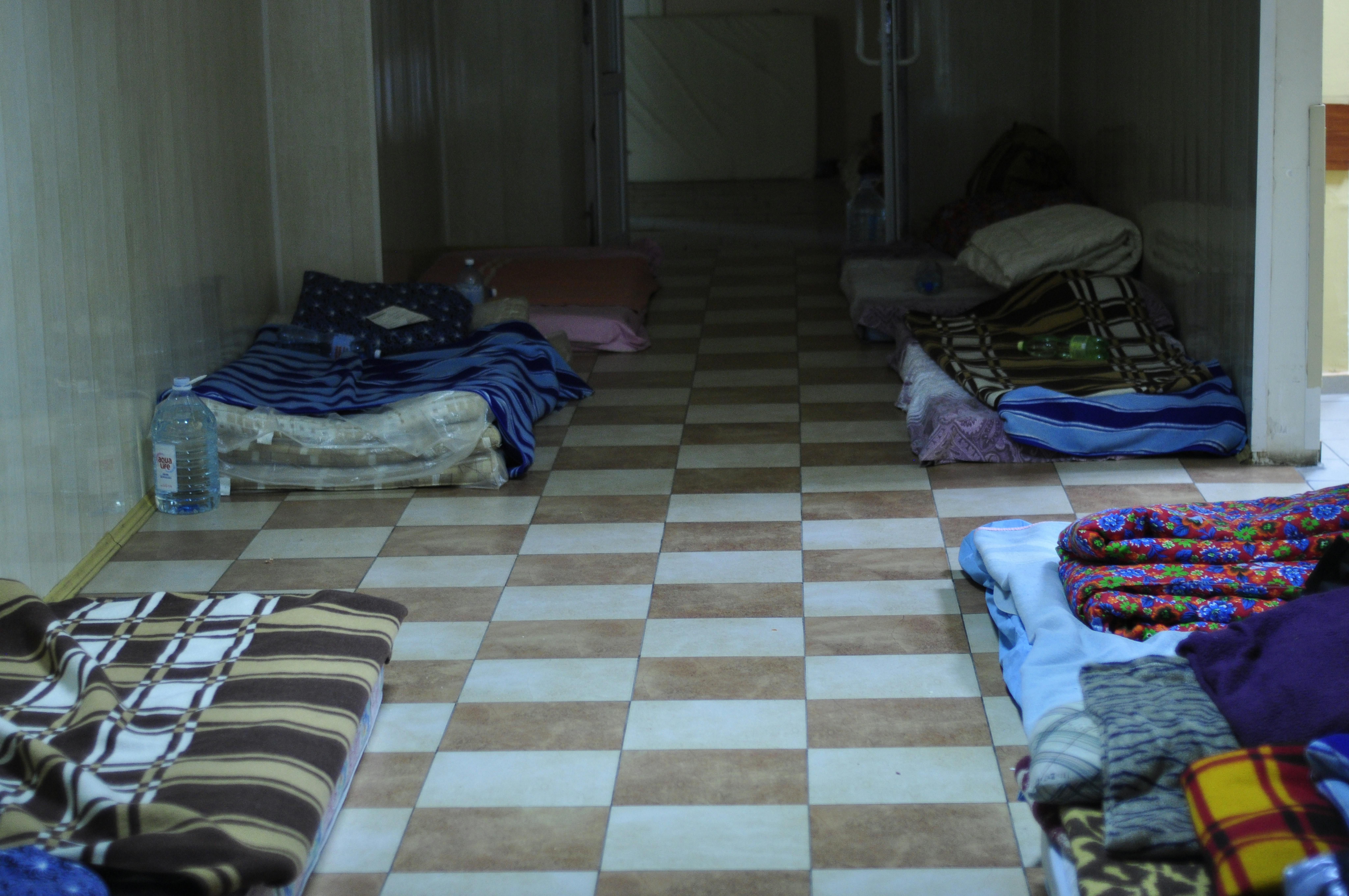 Nel reparto di maternità di Kiev, in Ucraina, decine di letti sono stati disposti a terra per fare spazio alle donne partorienti e alle loro famiglie