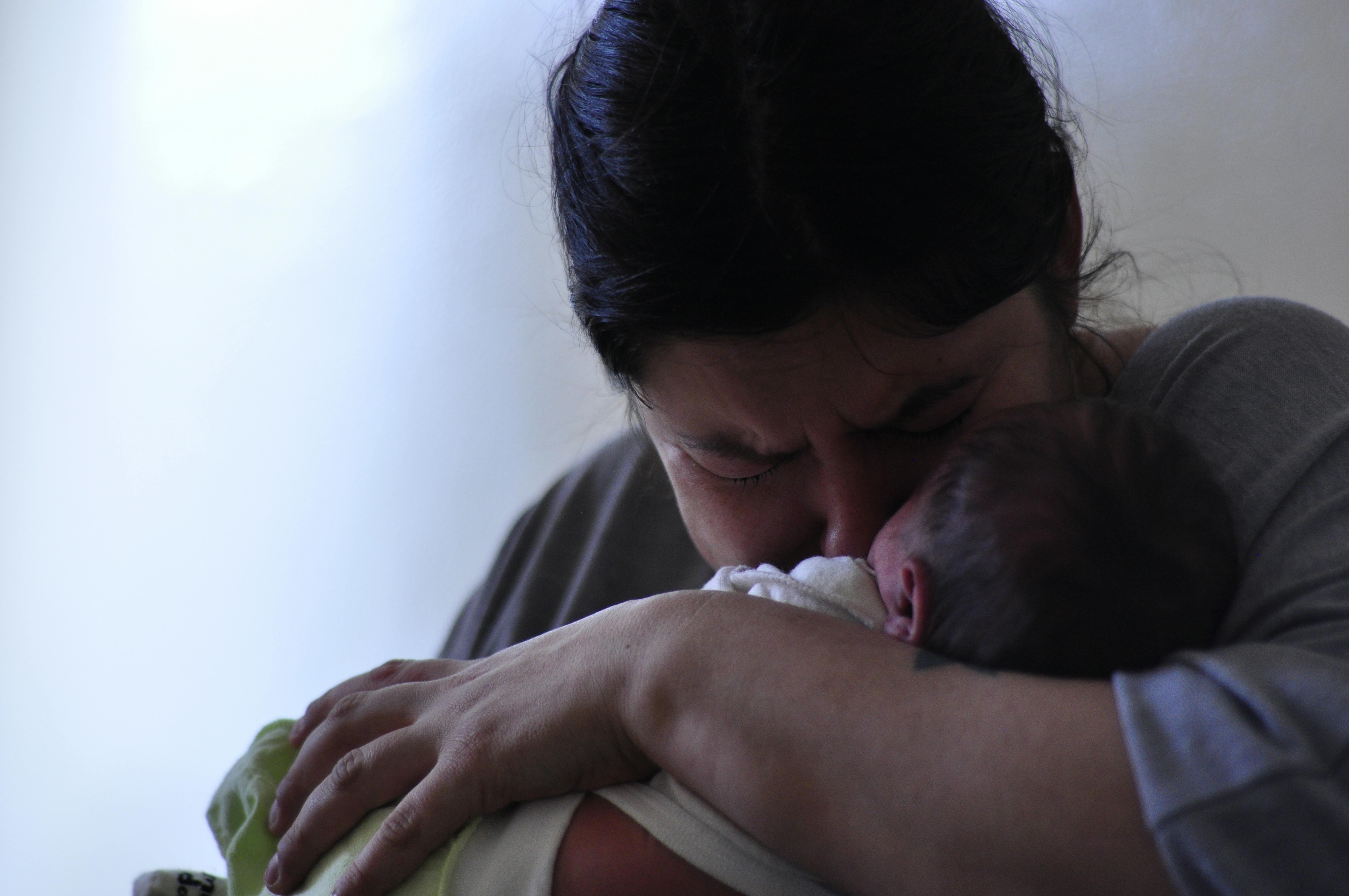 Una mamma abbraccia il suo piccolo, appena nato: la vita nasce anche sotto le bombe, siamo nel reparto maternità di Kiev, Ucraina