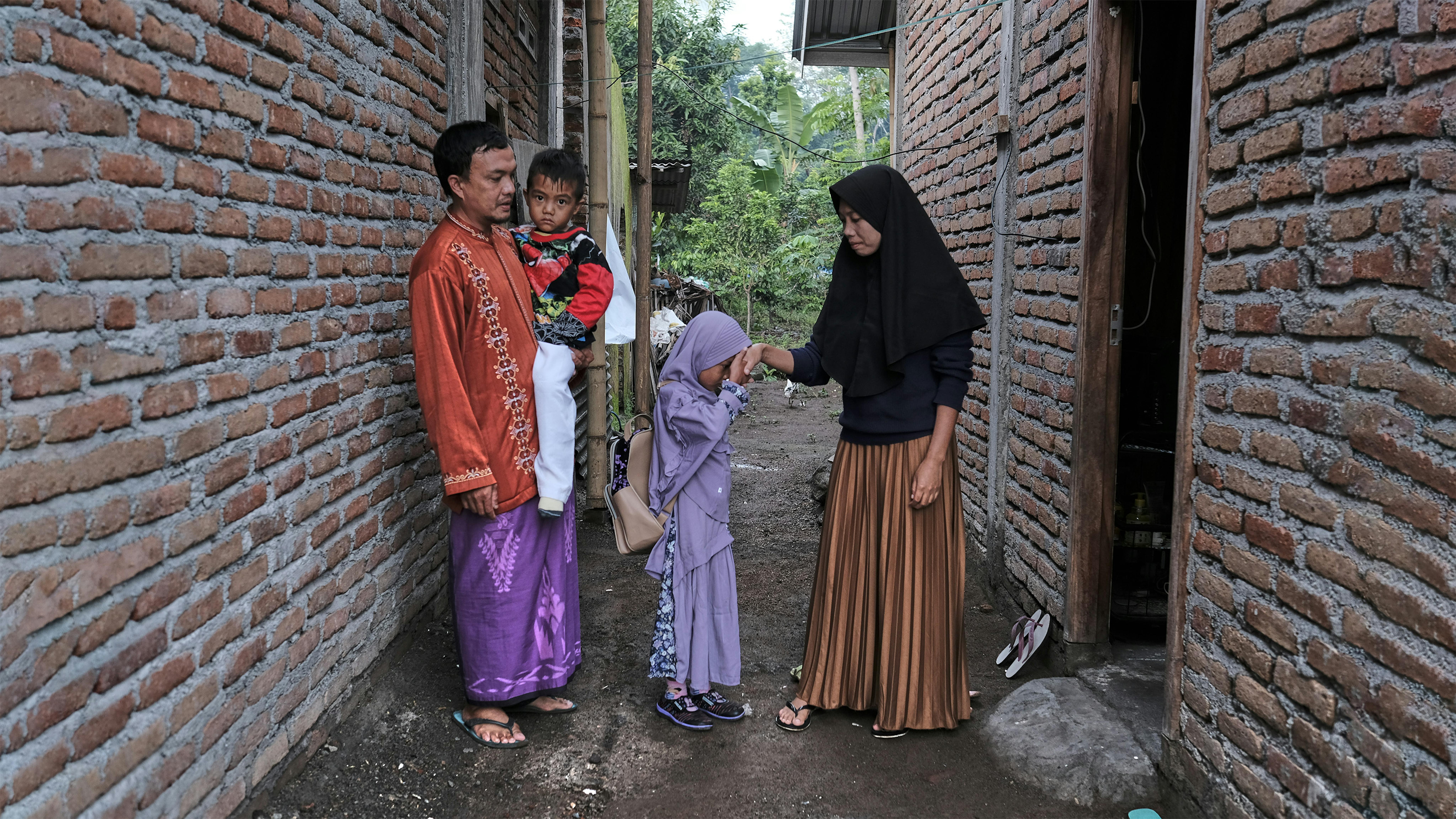 Nazriadi e Rukyah con il sostentamento in denaro ricevuto dall'UNICEF,  lo utilizzano per pagare la scuola dei loro figli.