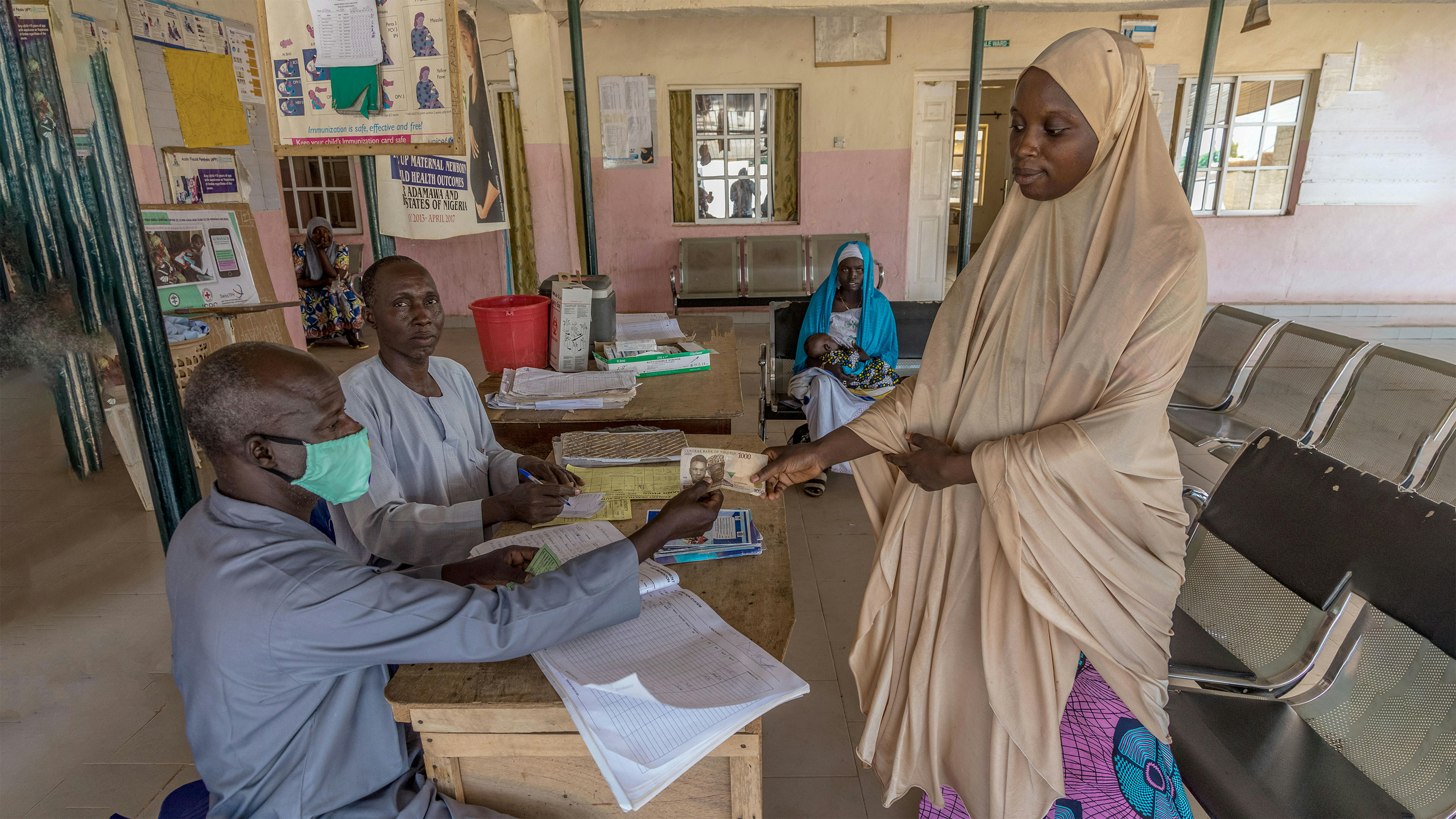 Nigeria, Al Farang Primary Health Center, Amira Dauda riceve il denaro nell'ambito del Programma di protezione sociale 