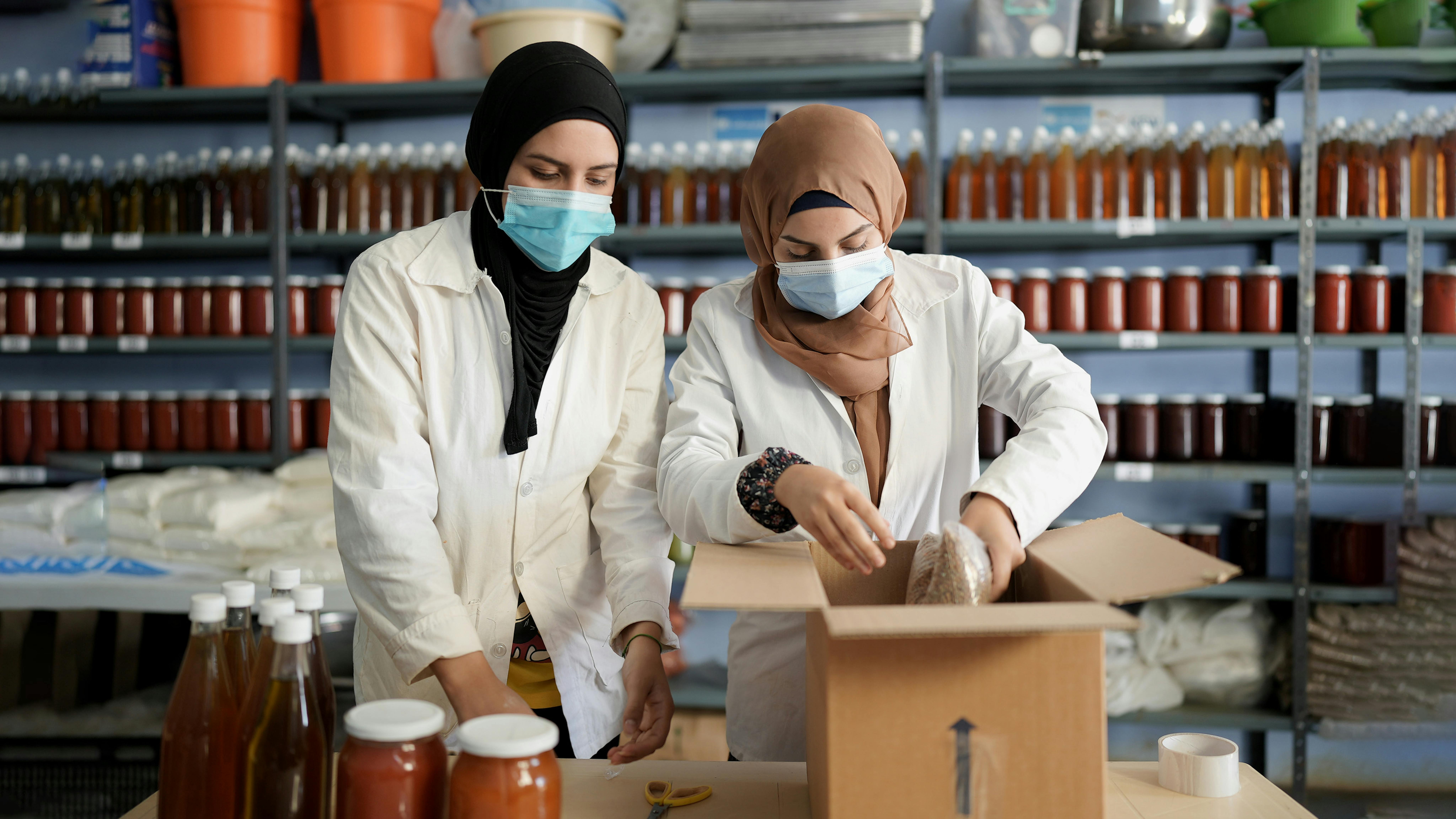 Libano, attraverso il programma Cash 4 Work dell'UNICEF, le giovani generazioni stanno imparando nuove professioni e realizzano prodotti distribuiti alle persone bisognose