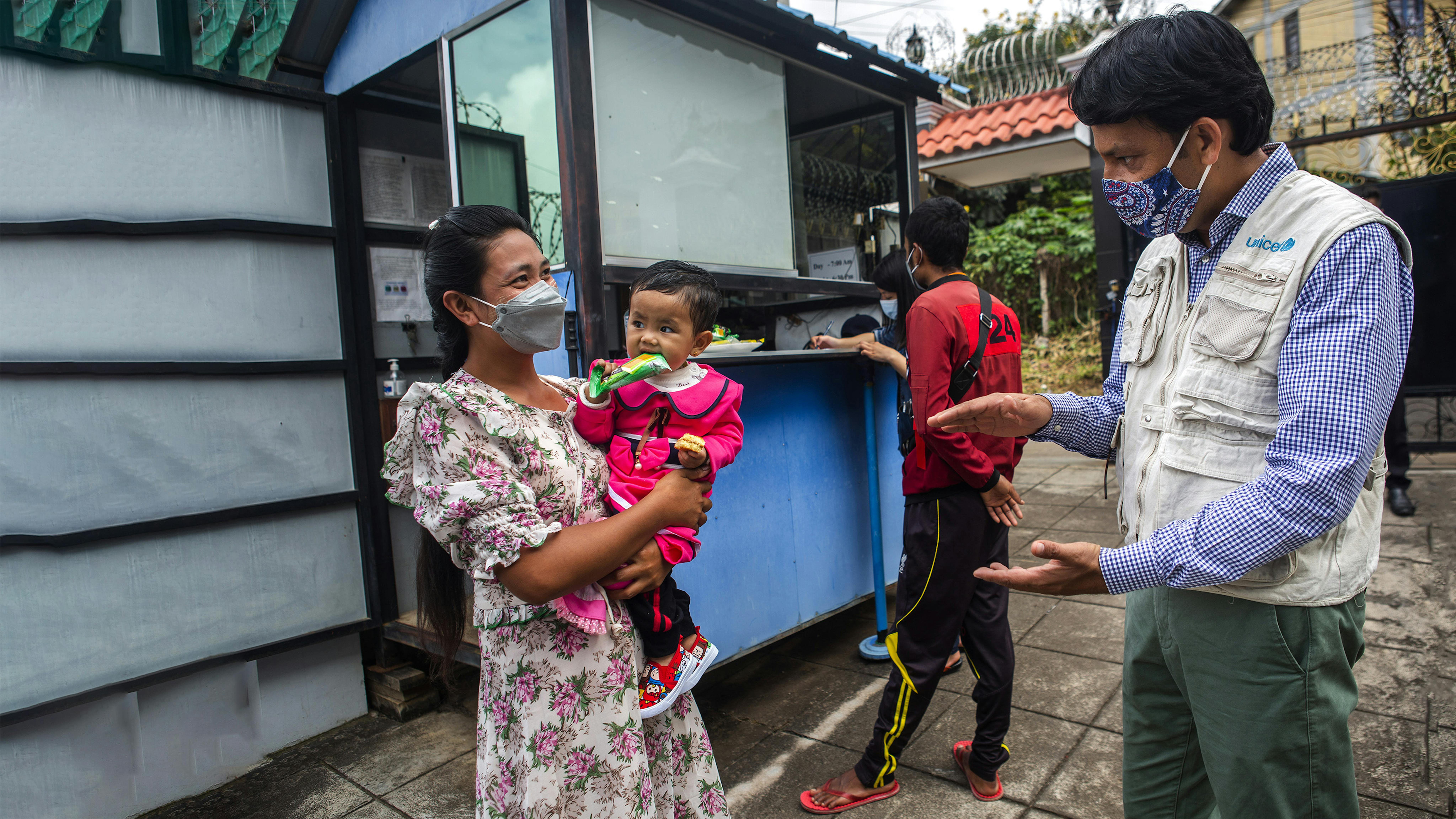 Myanmar, staff dell'UNICEF incontra una famiglia beneficiaria del programma Maternal and Child Cash Transfer 