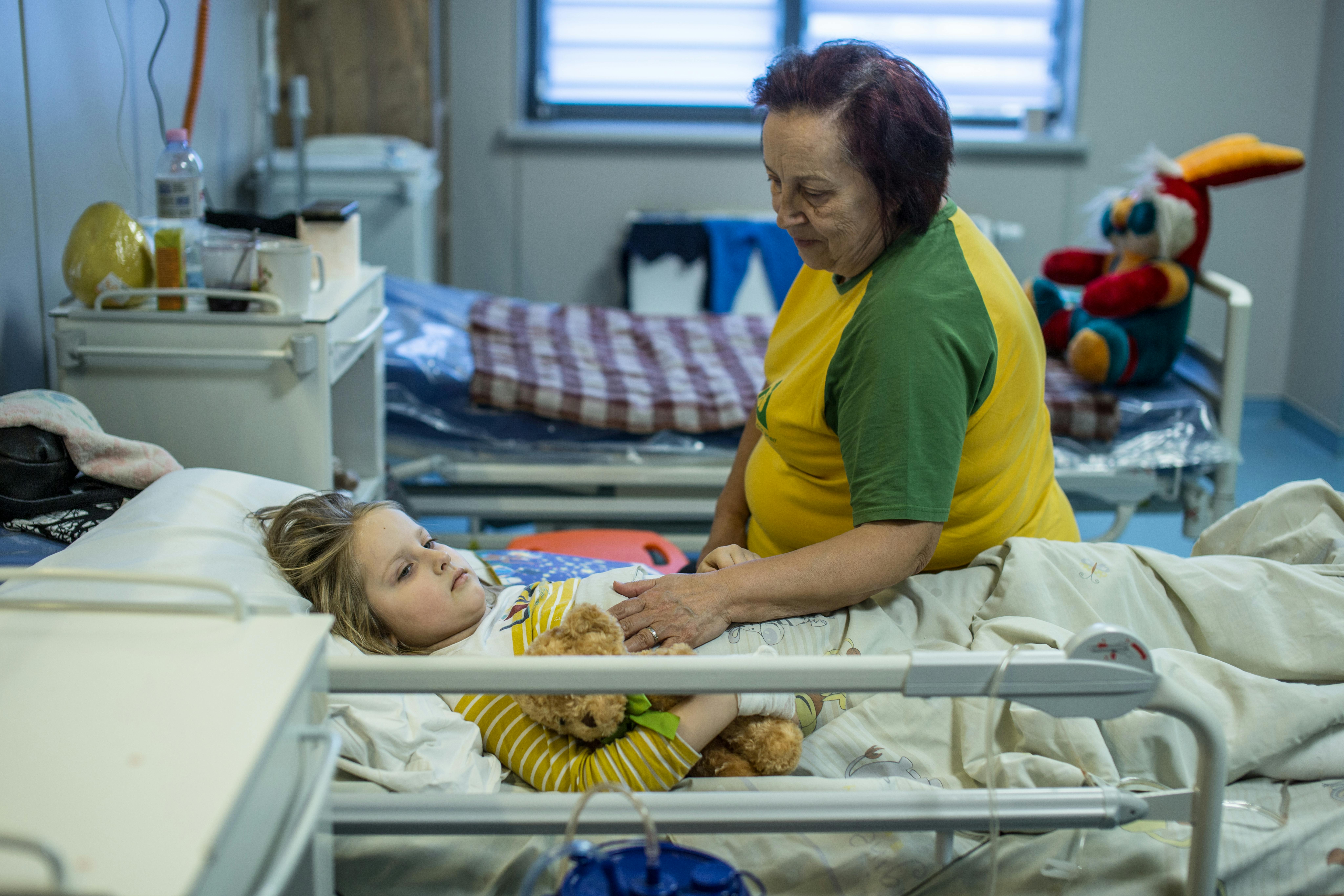 3 marzo 2022. MIlana. 6 anni. ha perso la mamma in un bombardamento e viene curata all'ospedale pediatrico Okhmatdyt a Kiev. Qui assistita dalla nonna Tetyana.