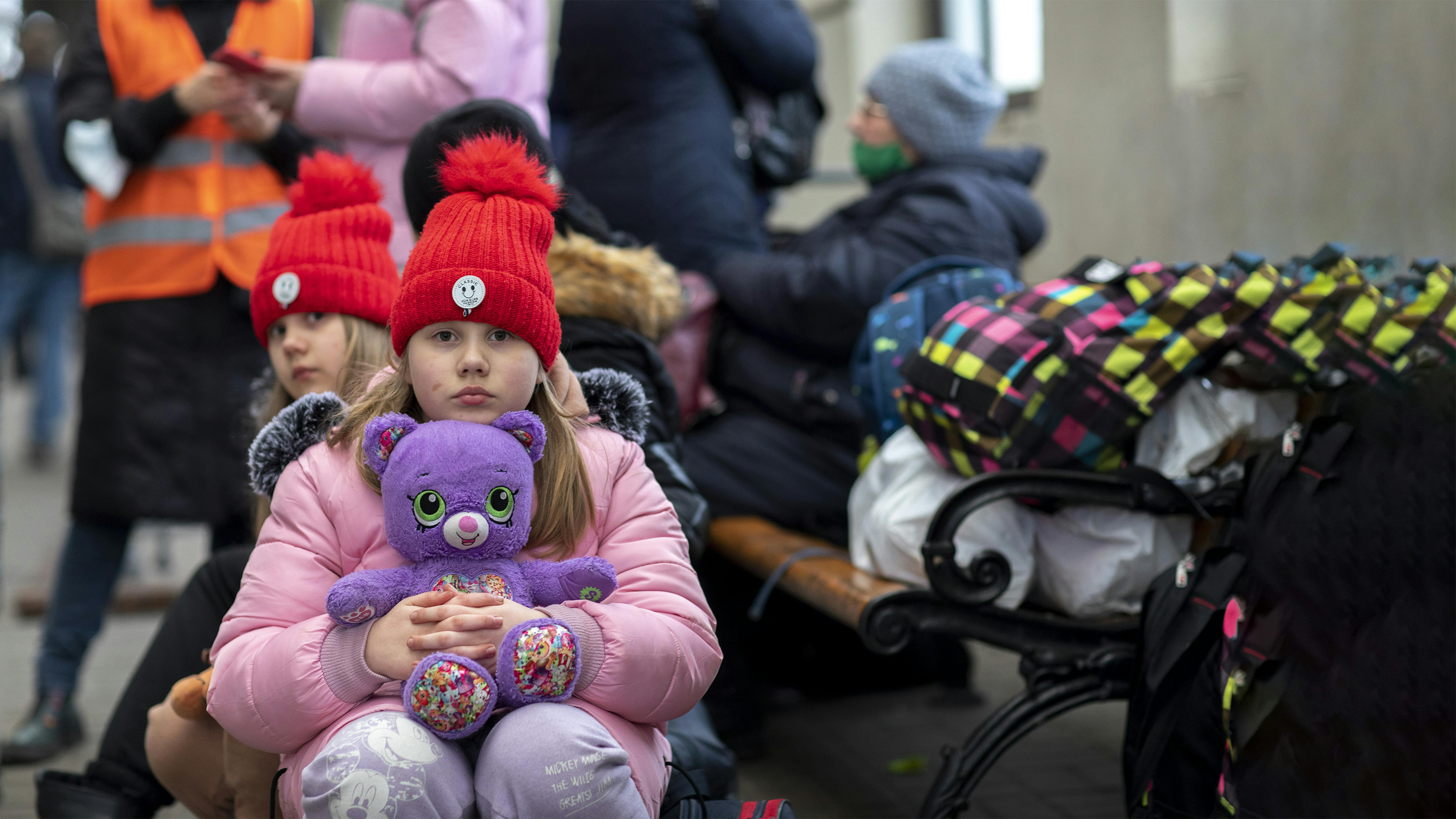 Ucraina, due  bambine alla stazione ferroviaria di Leopoli aspettano di salire a bordo di un treno per Przemysl, in Polonia.