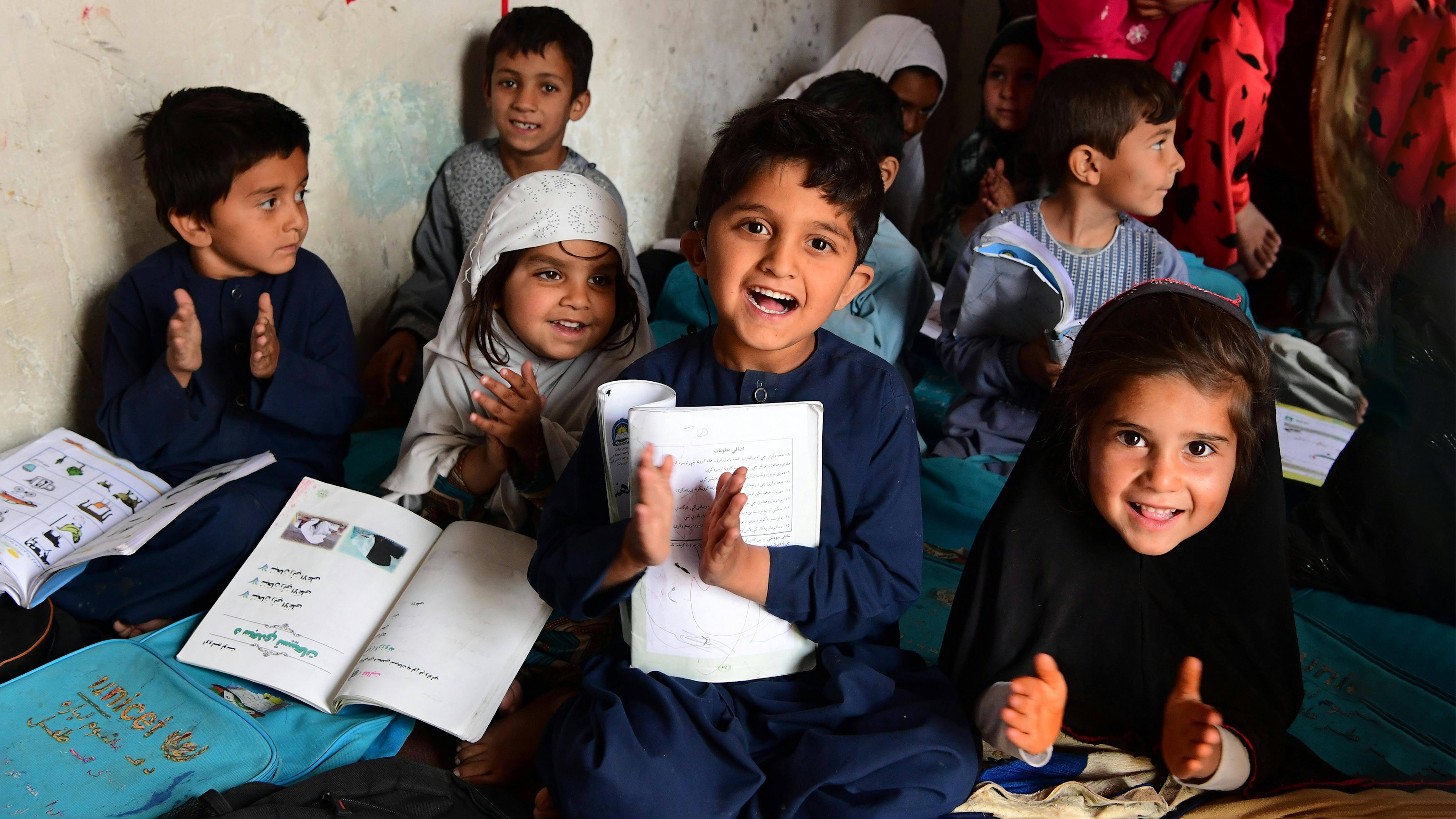 Afghanistan, Bambini che frequentano le lezioni in una scuola di Kandahar