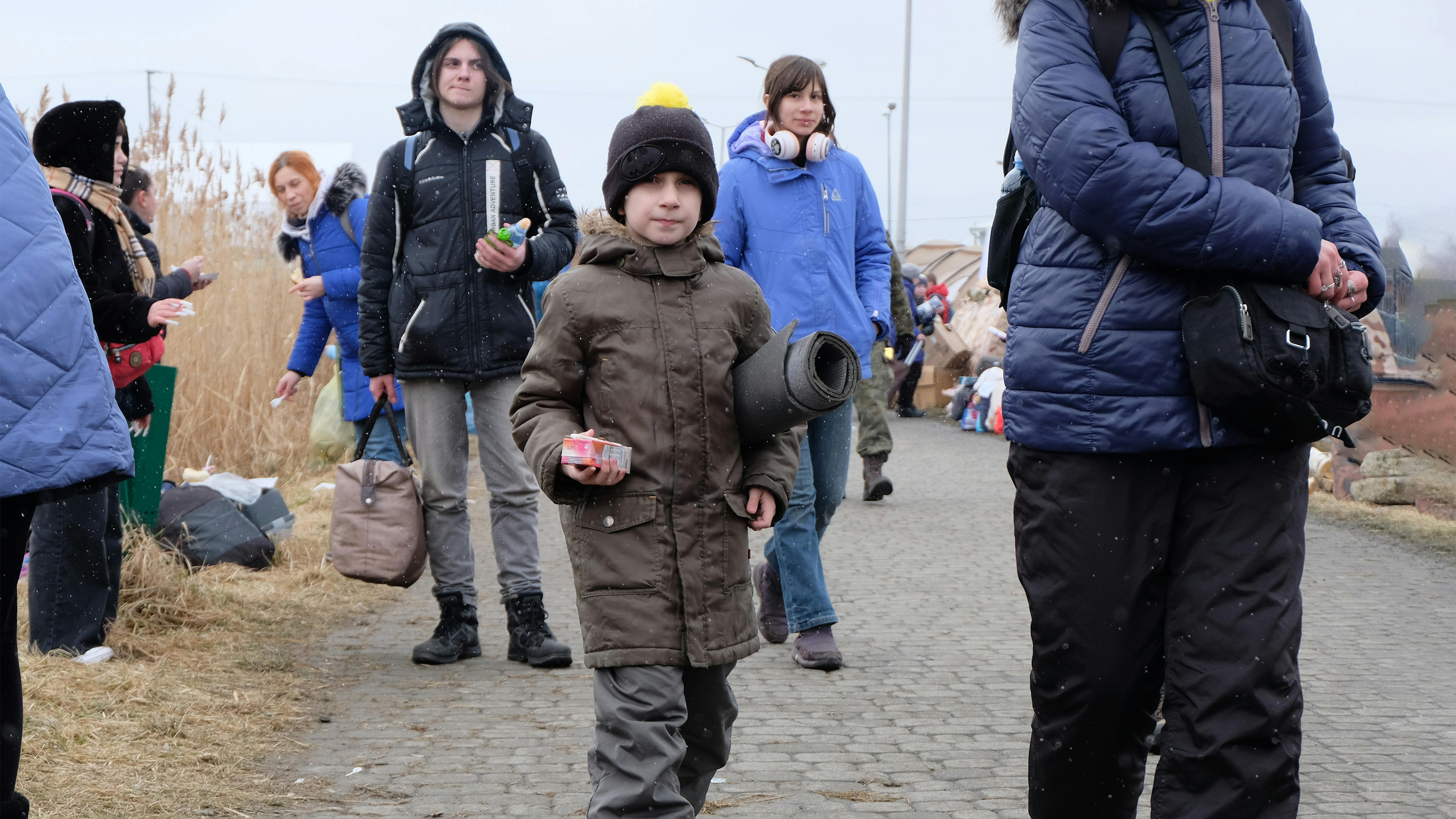 bambini e famiglie arrivano al valico di frontiera di Medyka in Polonia dopo essere fuggiti dalle violenze in Ucraina