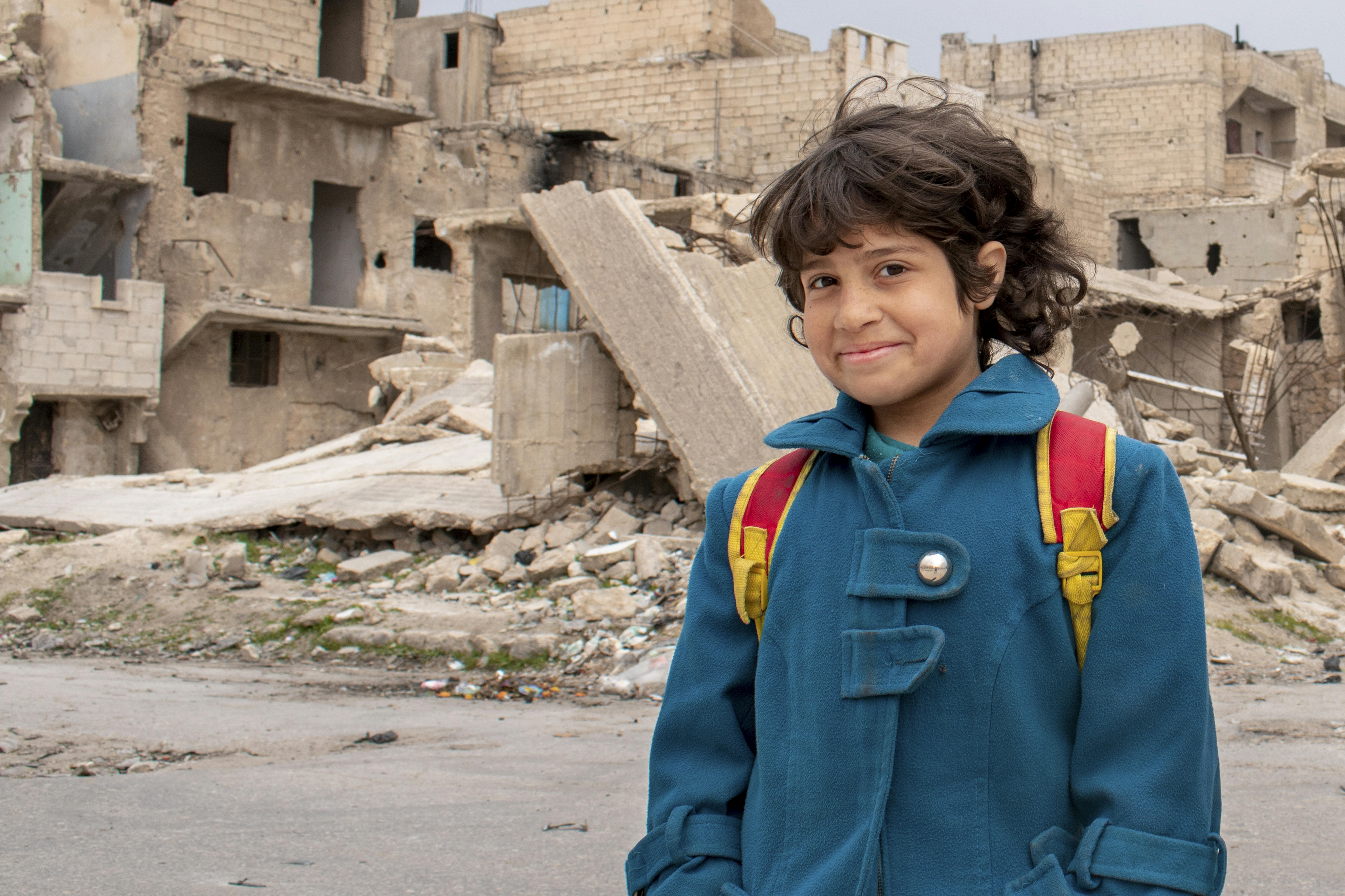 Maram, 12 anni, in viaggio verso il centro supportato dall’UNICEF nel quartiere di A-Jazmati, ad Aleppo, nel nord-ovest della Siria. 