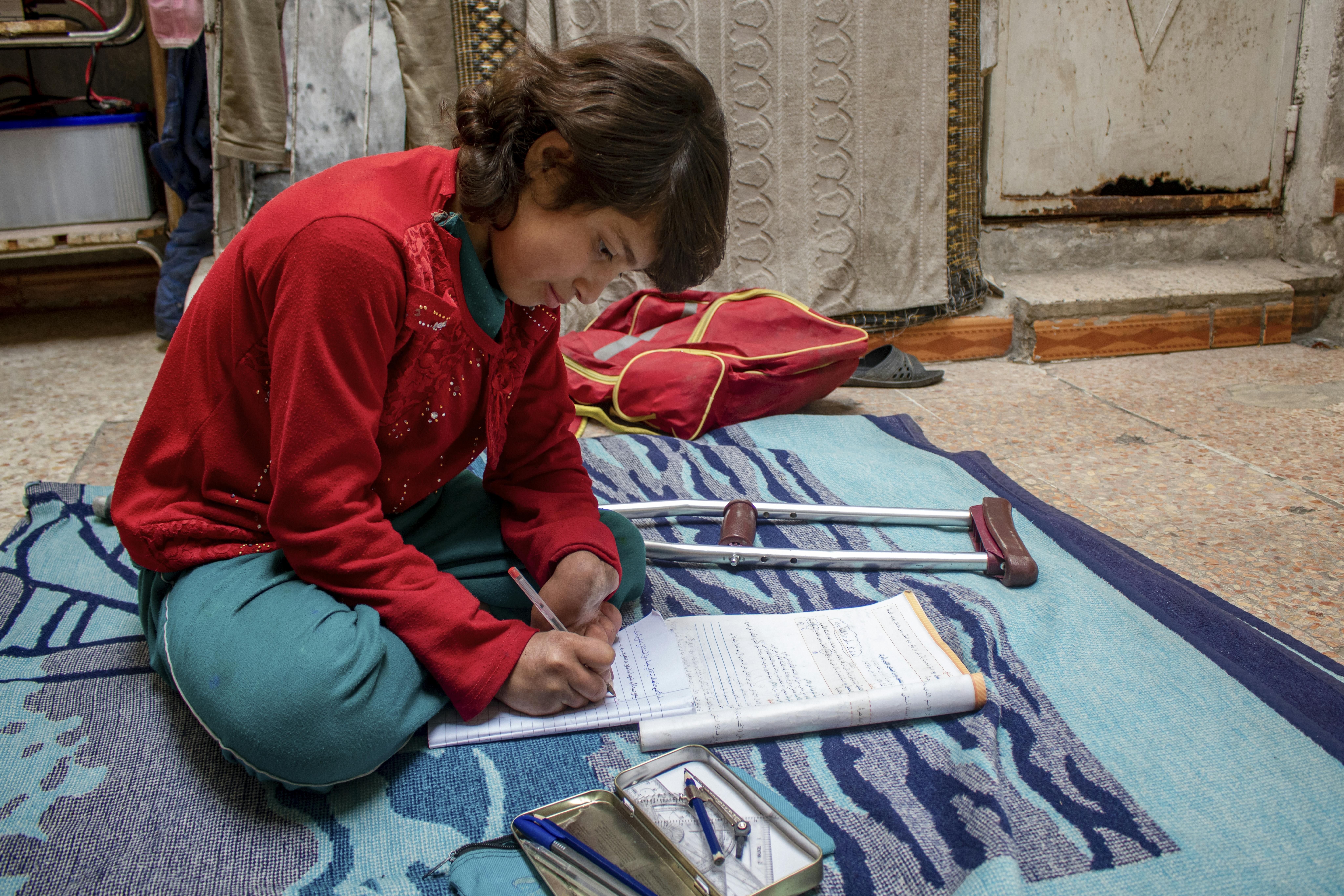 Maram, studia a casa nel quartiere di Al-Jazmati, ad Aleppo, Siria nord-occidentale.