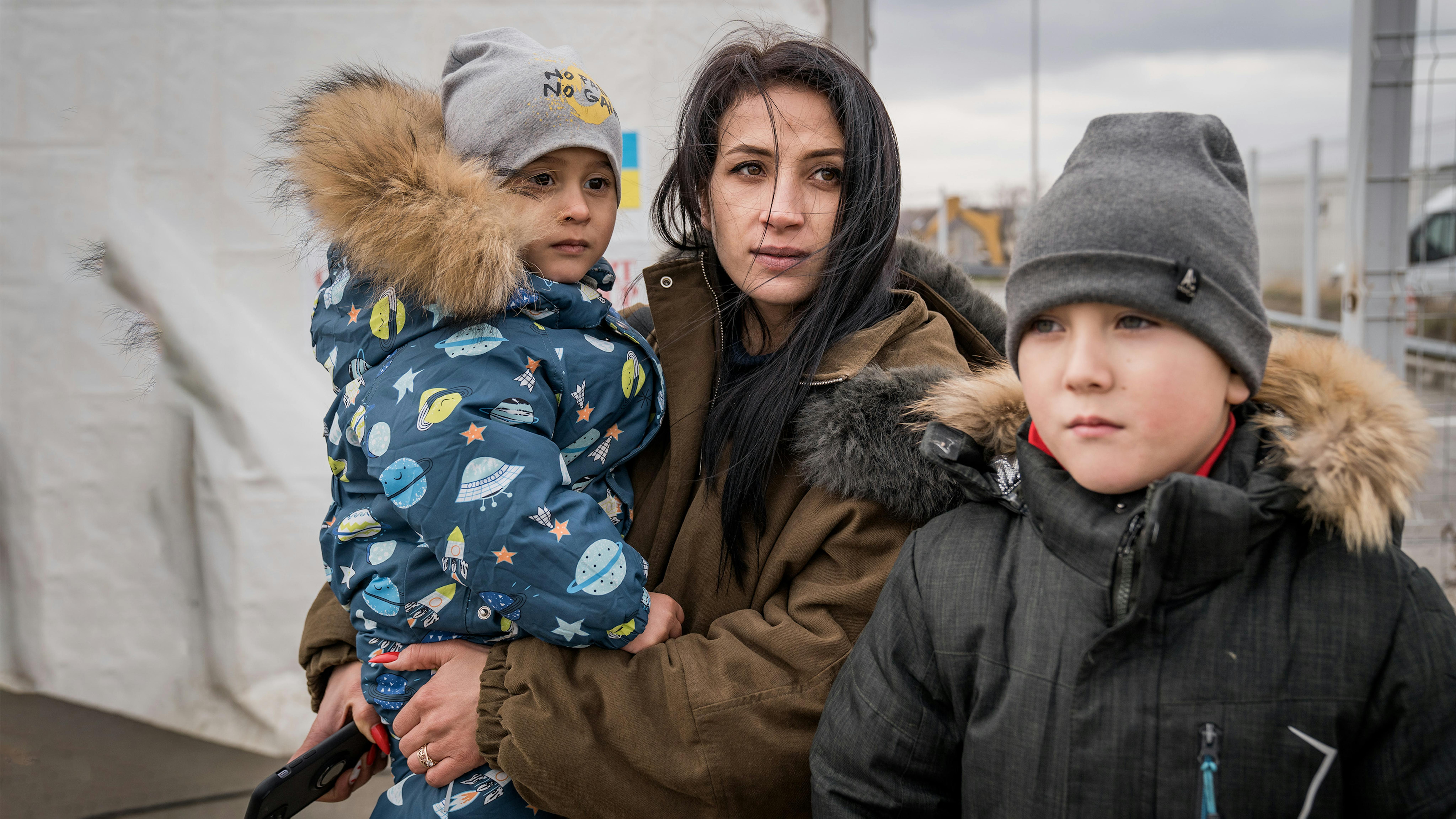 Olga, 31 anni, è fuggita dall'Ucraina con i suoi due figli: Timor, 3 anni, e Vladimir, 7. “Non abbiamo nessun posto dove andare, ma ci sono degli amici che sono arrivati in Romania e vogliamo ritrovarci per stare vicini”