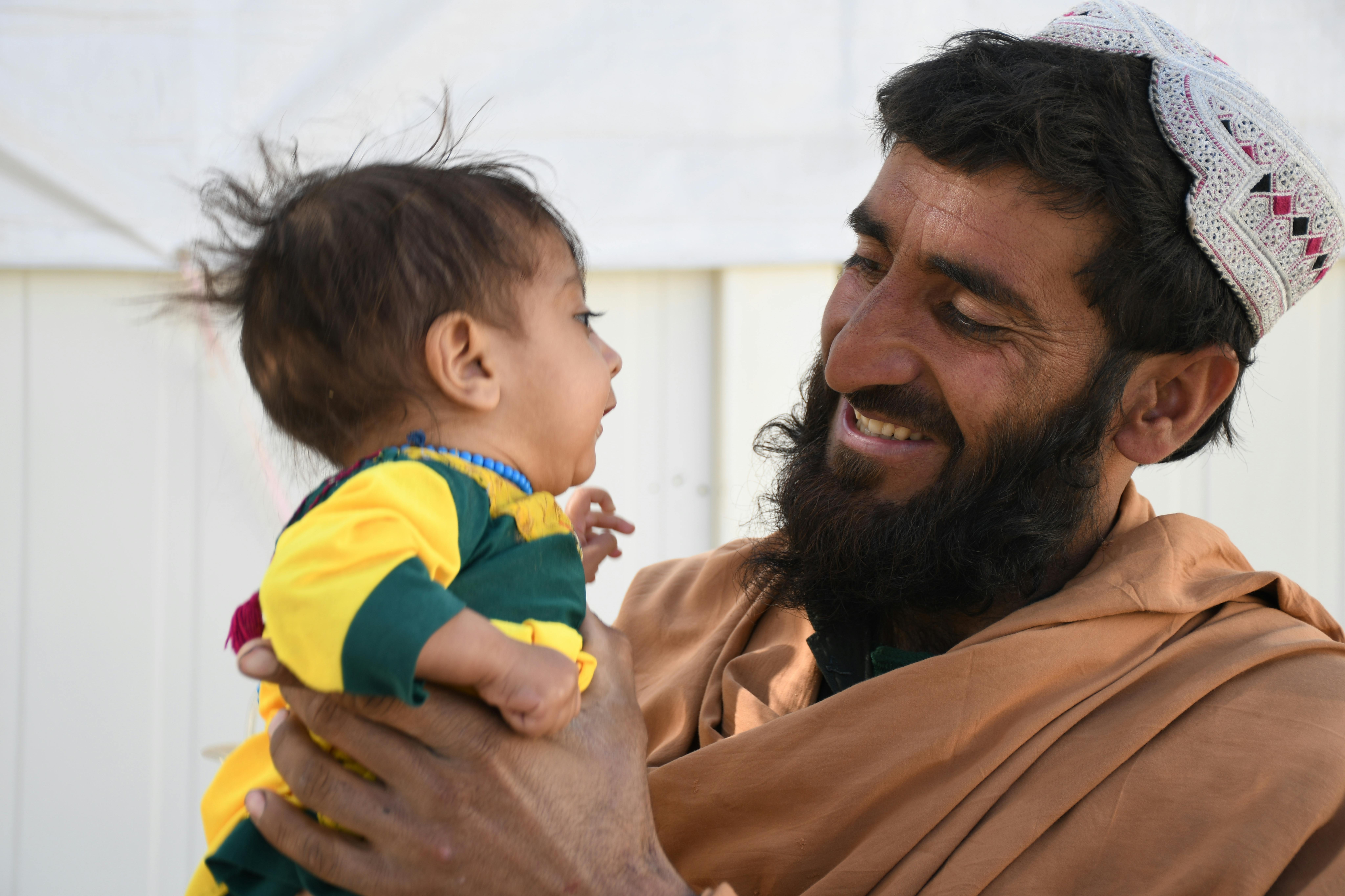 Fatima, 11 mesi, è in braccio al papà Najibullah dopo essere stata per malnutrizione in una clinica supportata dall'UNICEF Kandahar, Afghanistan. Ha preso 1,5 kg nelle ultime settimane, è una buona notizia: si sta riprendendo