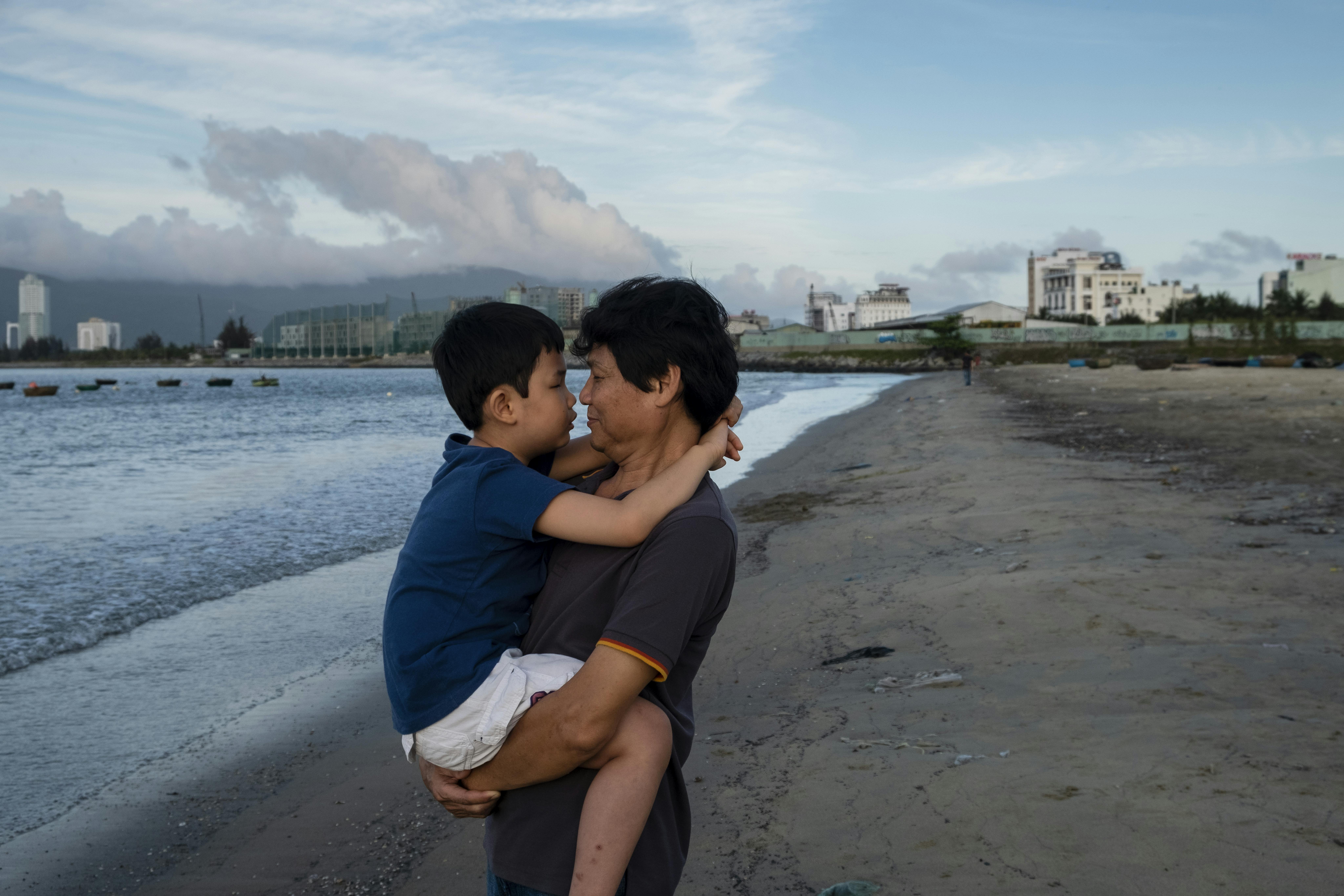 Sang abbraccia suo figlio, Tung, 7 anni, durante una passeggiata in spiaggia vicino la loro casa a Da Nang, nel Vietnam centrale. Tung, a causa di una malattia cardiaca della madre, è nato prematuro di due mesi ed è ipovedente.