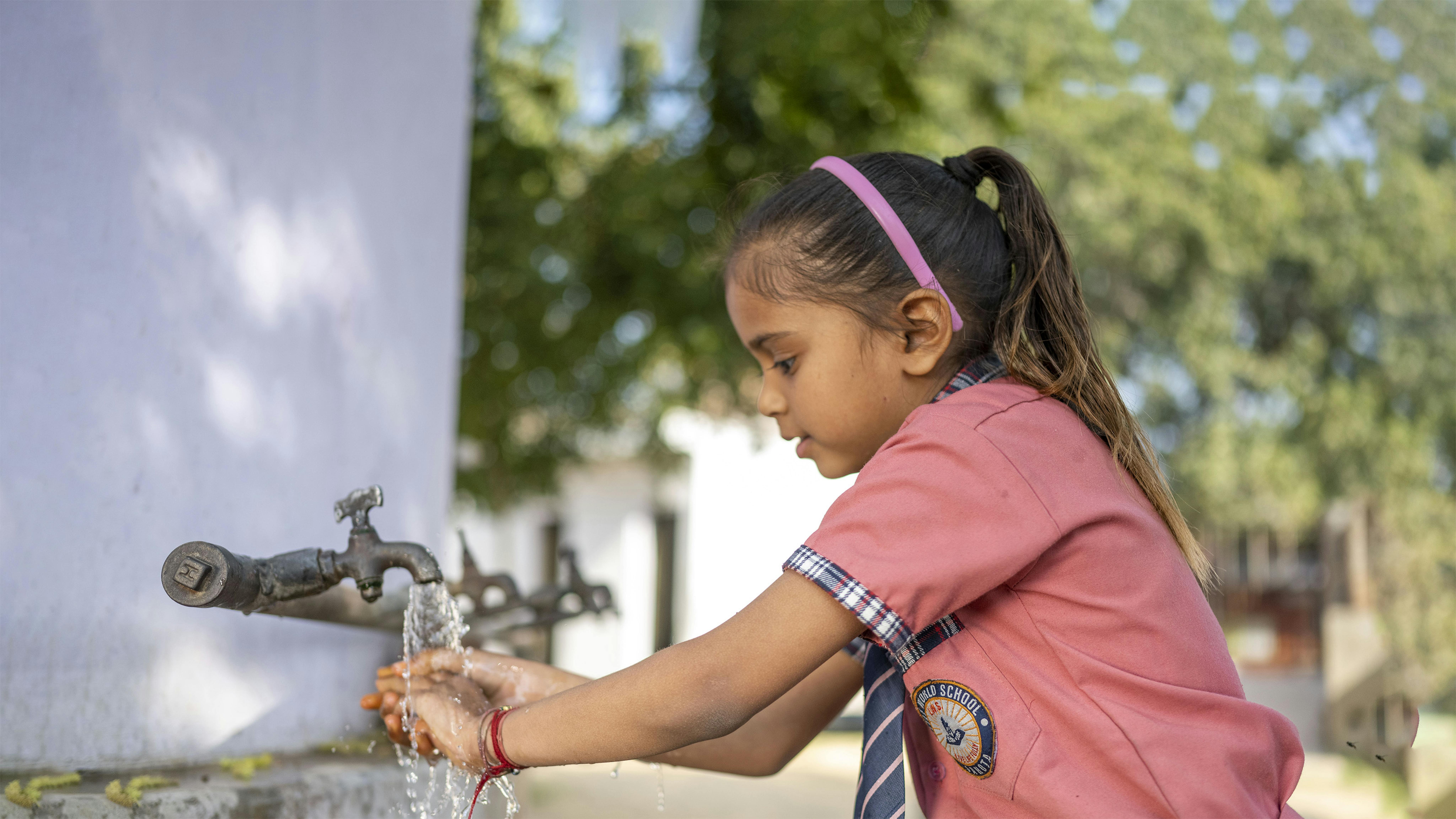 India, una bambina si lava le mani nella scuola nel villaggio di Jacota