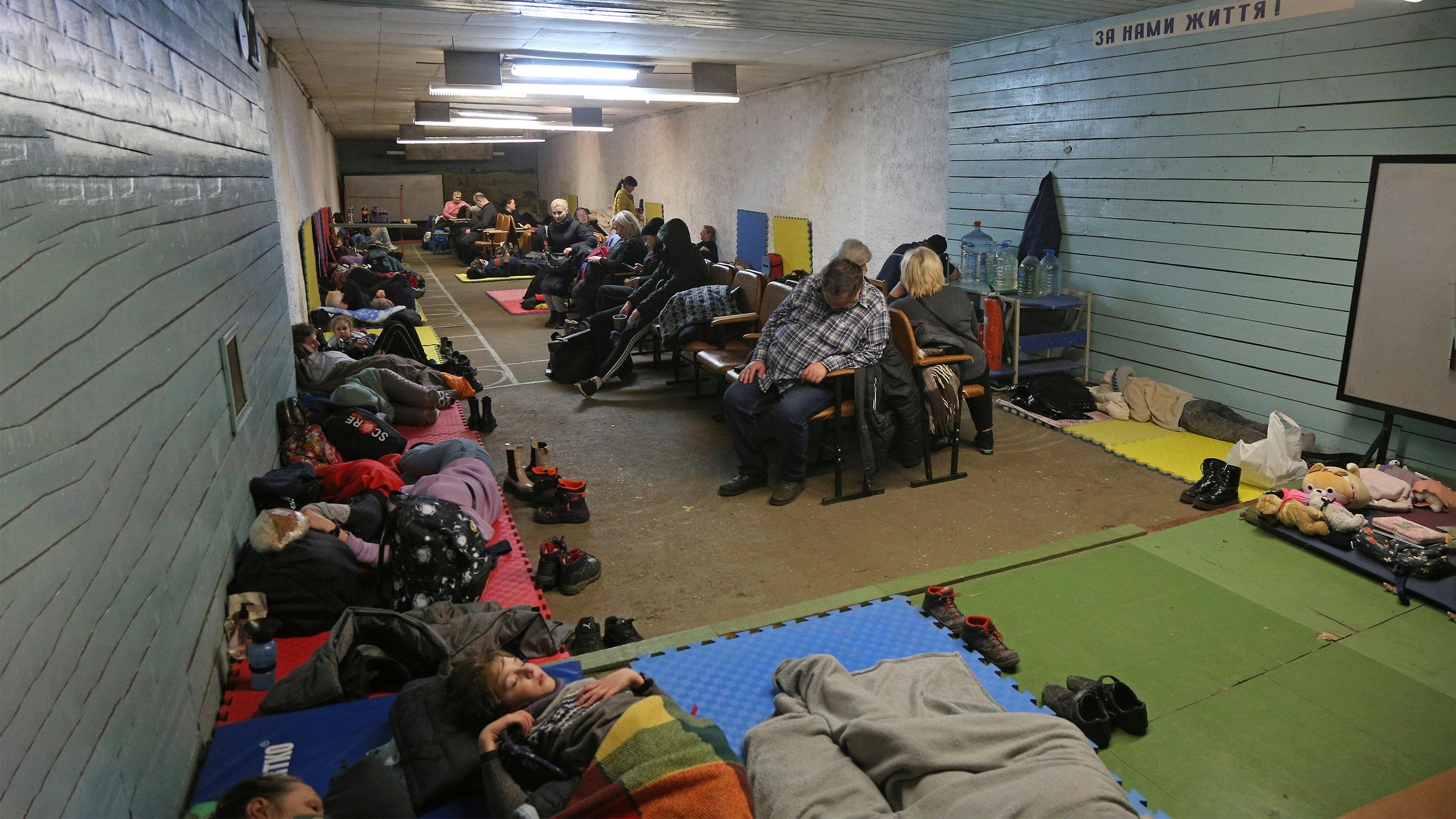 Kyiv, le persone si rifugiano in una scuola durante l'escalation del conflitto in Ucraina