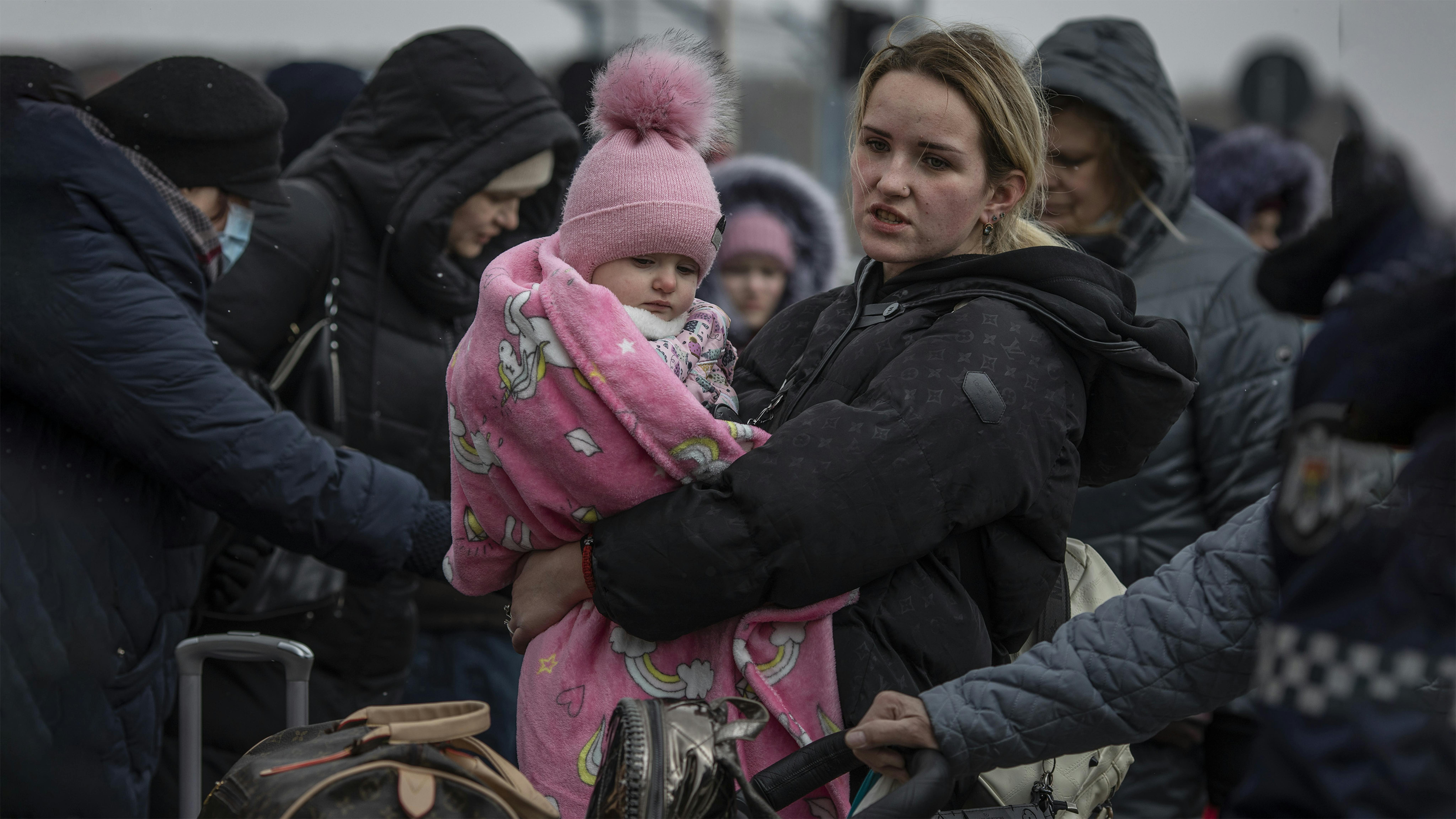 Rifugiati ucraini, alcuni con bambini, al valico di frontiera di Palanca in Moldavia