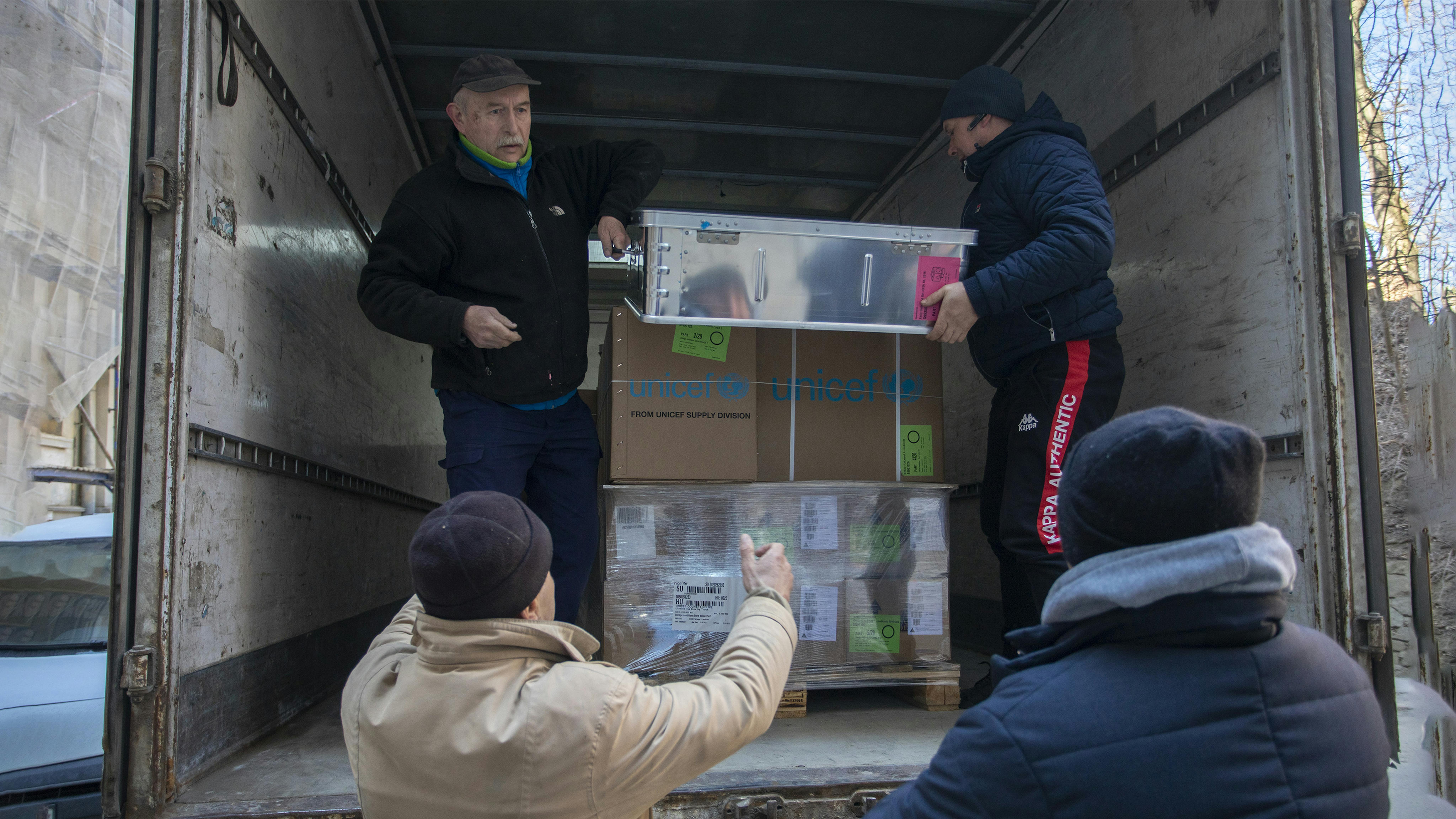a Leopoli, in Ucraina, scatole di forniture mediche, educative e ricreative vengono consegnate all'ospedale pediatrico di Okhmadyt.