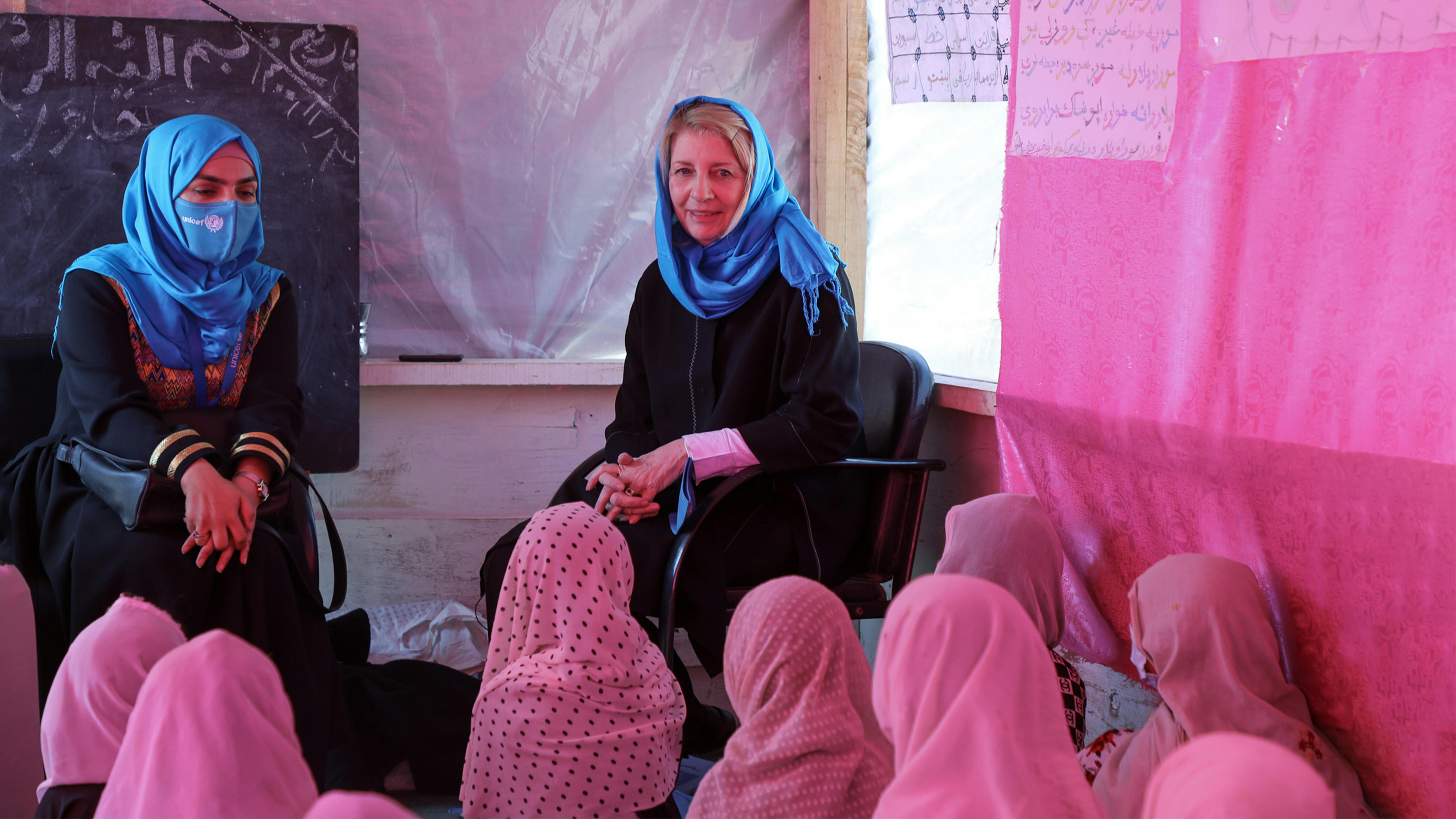 Catherine Russell, Direttore Esecutivo dell'UNICEF, parla con le ragazze che frequentano le lezioni in una scuola comunitaria sostenuta dall'UNICEF nel distretto di Dand a Kandahar.