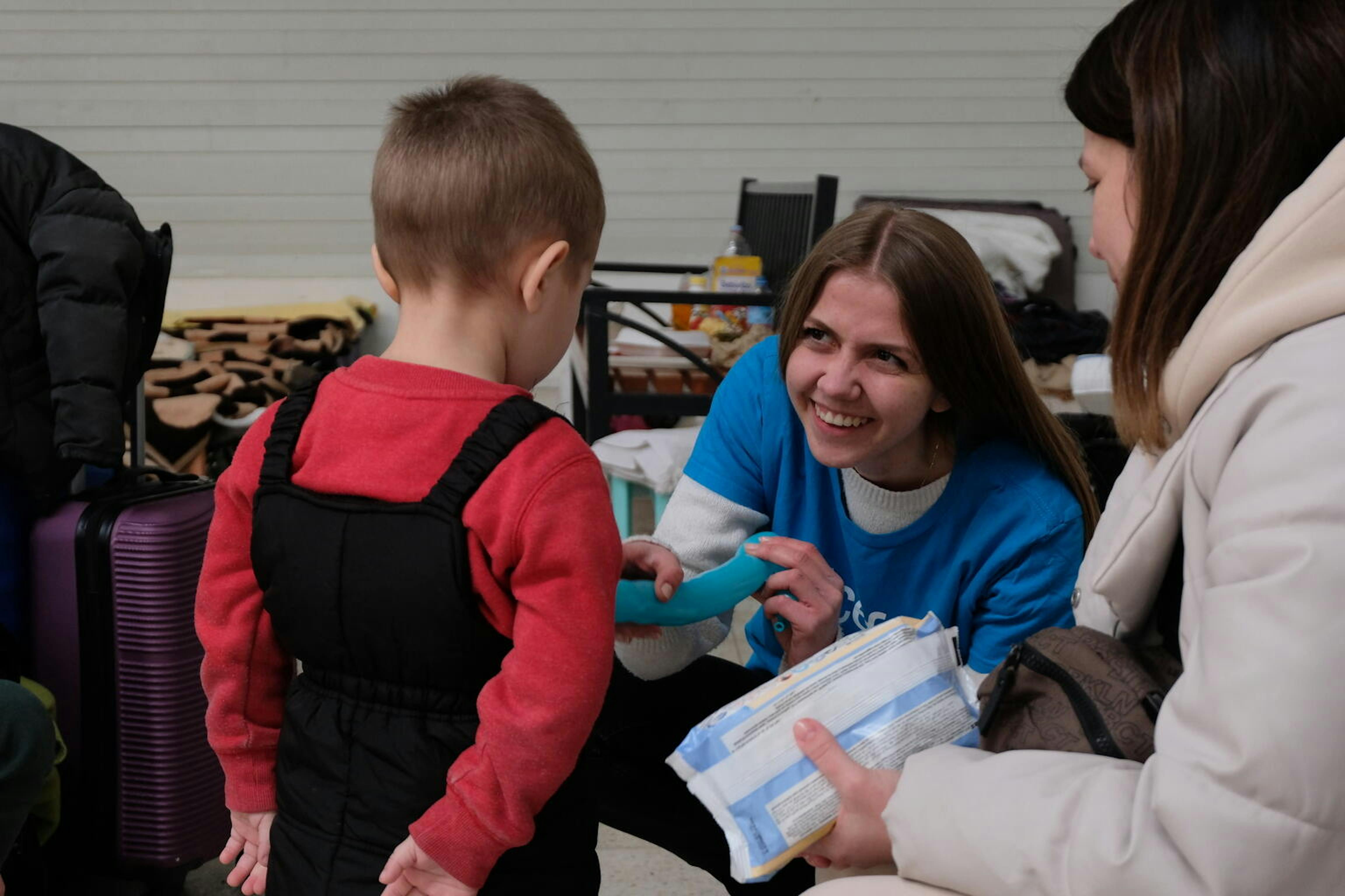 Operatrice UNICEF parla con un bambino fuggito dall'Ucraina