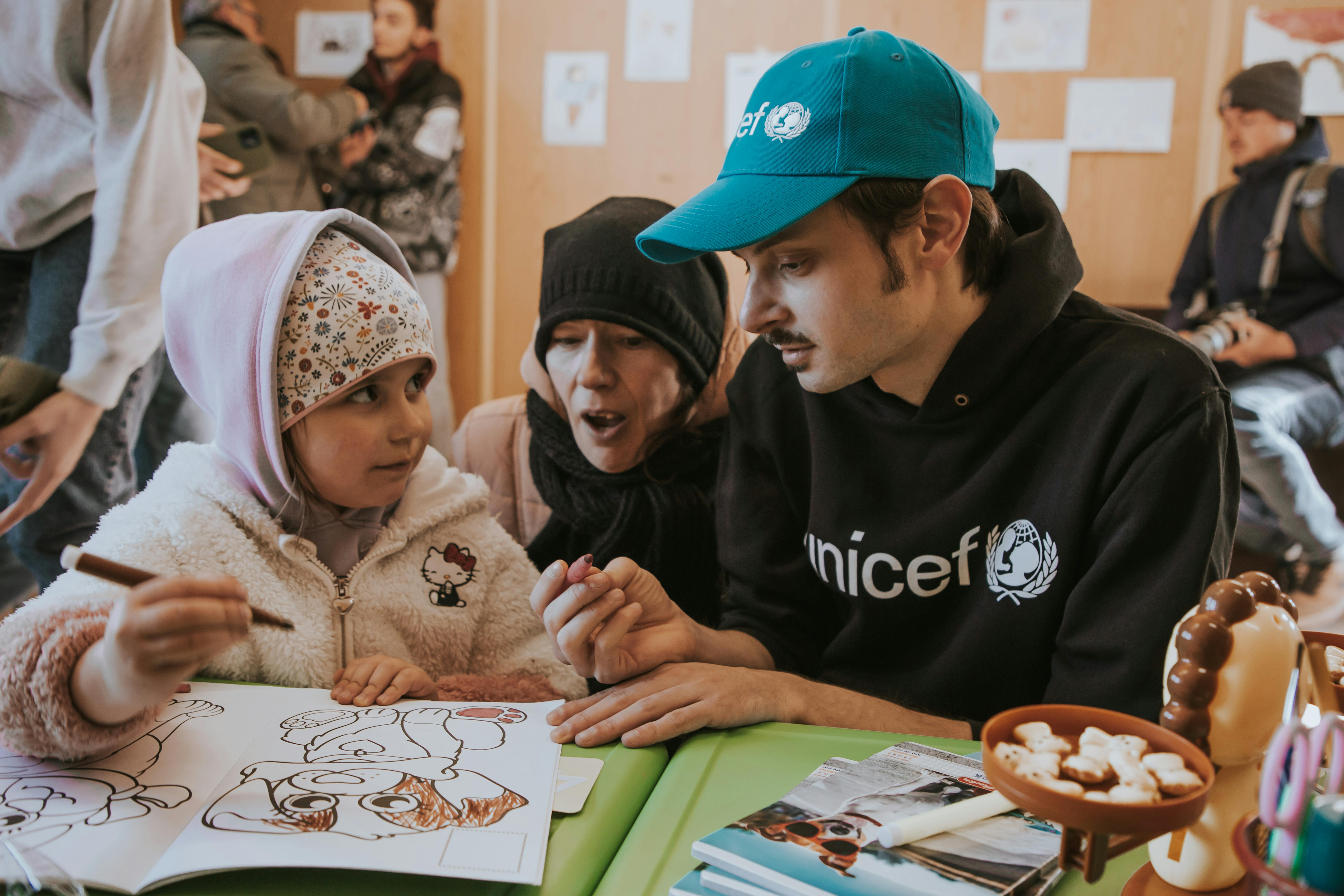 Fabio Rovazzi con i bambini ucraini nel Blue Dot al confine moldavo