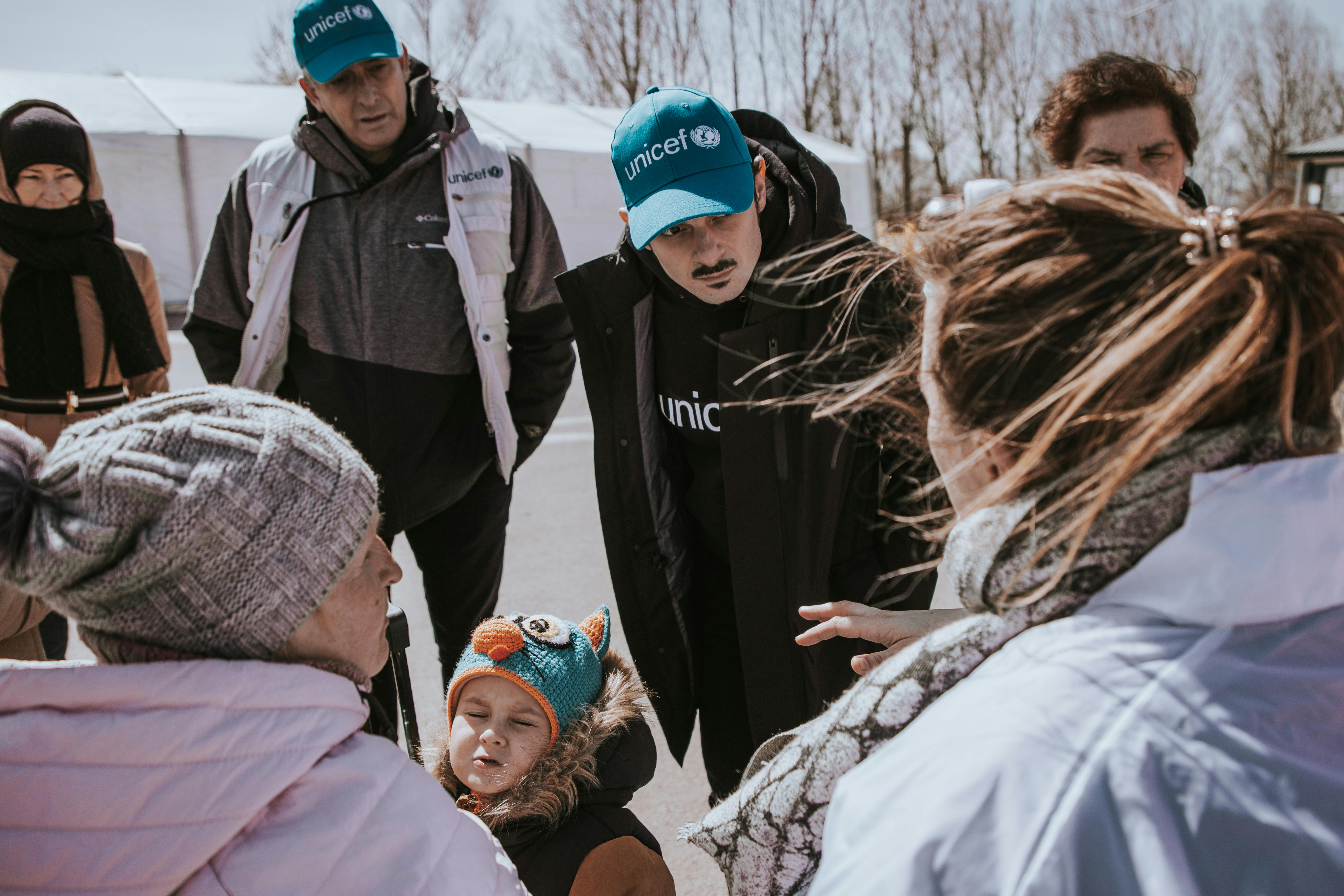 Il Direttore dell'UNICEF Italia Paolo Rozera e Fabio Rovazzi in Moldavia ascoltano le storie di chi scappa dalla guerra in Ucraina. Foto Arianna Canali.