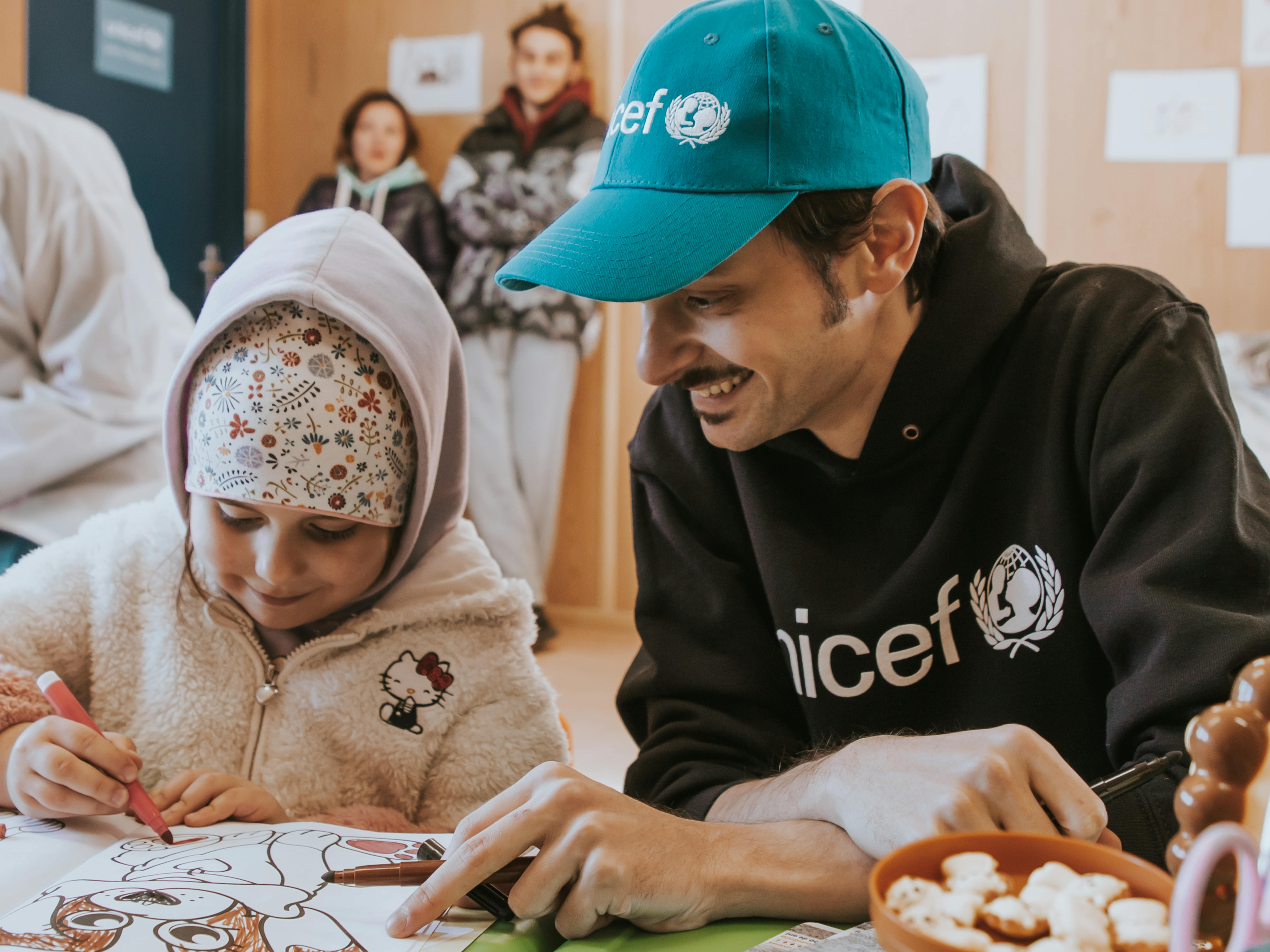Fabio Rovazzi nel Blue Dot dell'UNICEF in Moldavia con i bambini ucraini. Foto Arianna Canali.