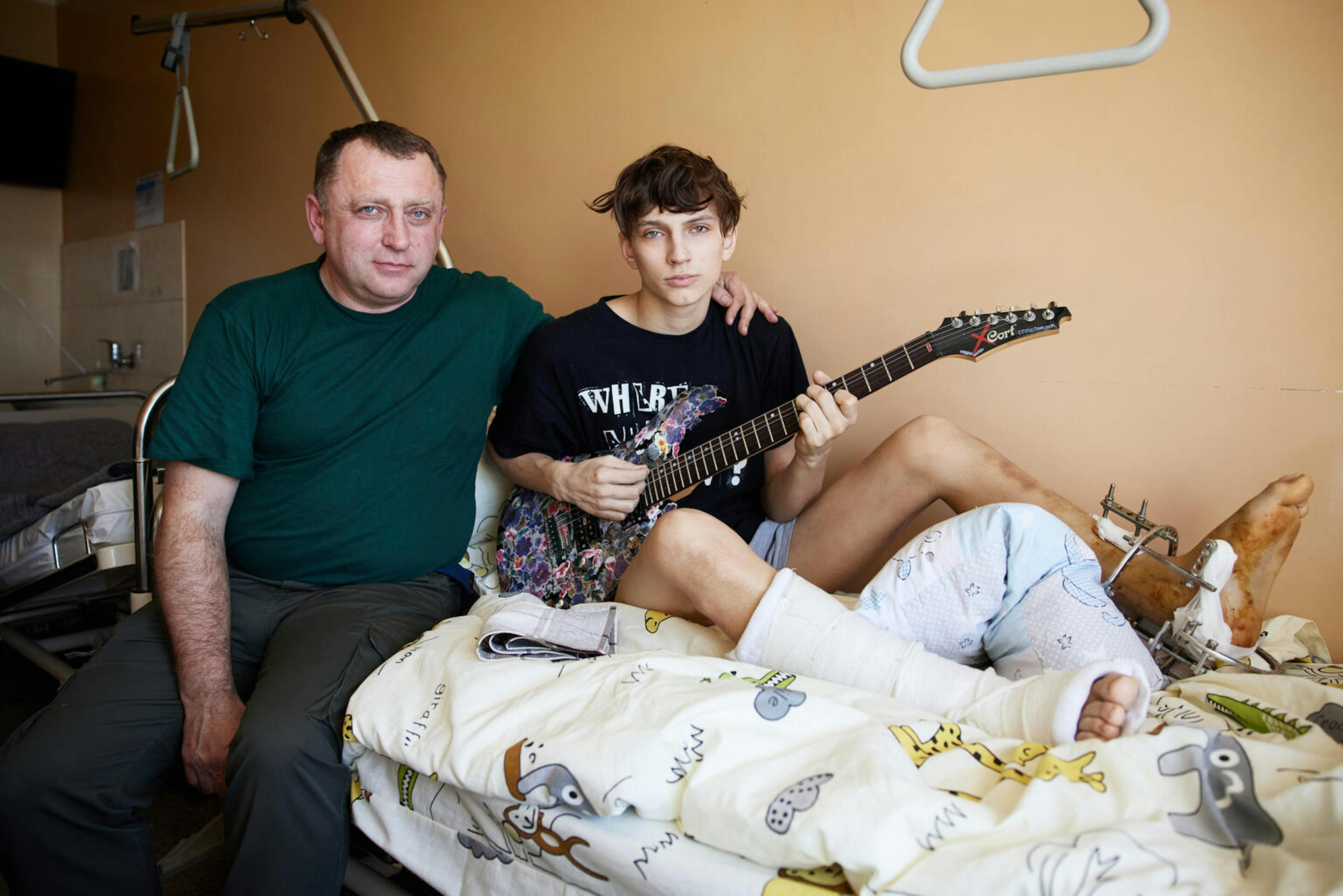 Andriy e suo padre Anatolii nell'ospedale di Leopoli. Prima della guerra vivevano a Chernihiv, nel nord dell'Ucraina: ora la madre è morta  e nella stessa esplosione Andriy è rimasto ferito
