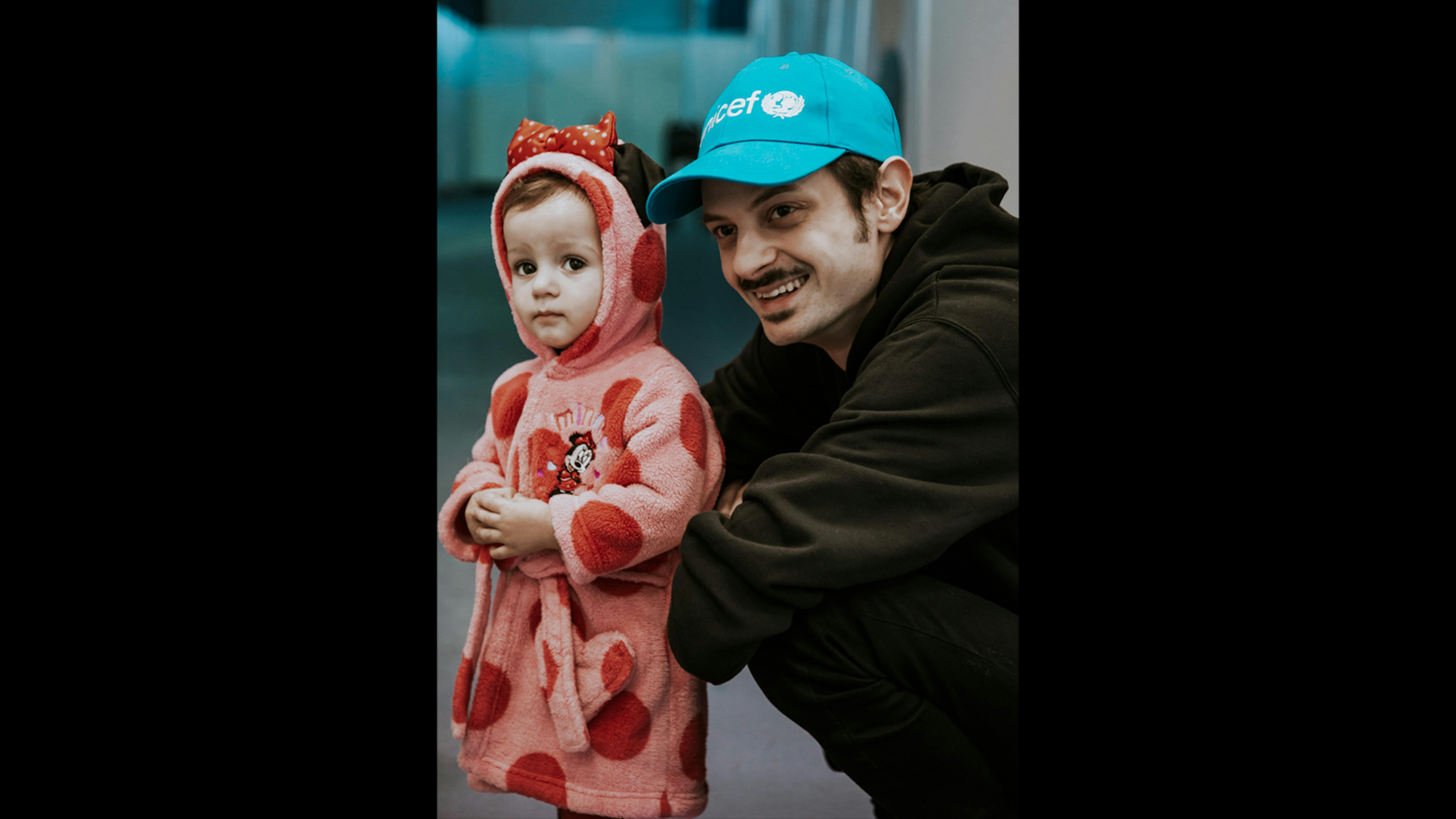 Moldavia, Fabio Rovazzi con una bambina nel Blue Dot dell'UNICEF a Chisinau. Foto Arianna Canali.