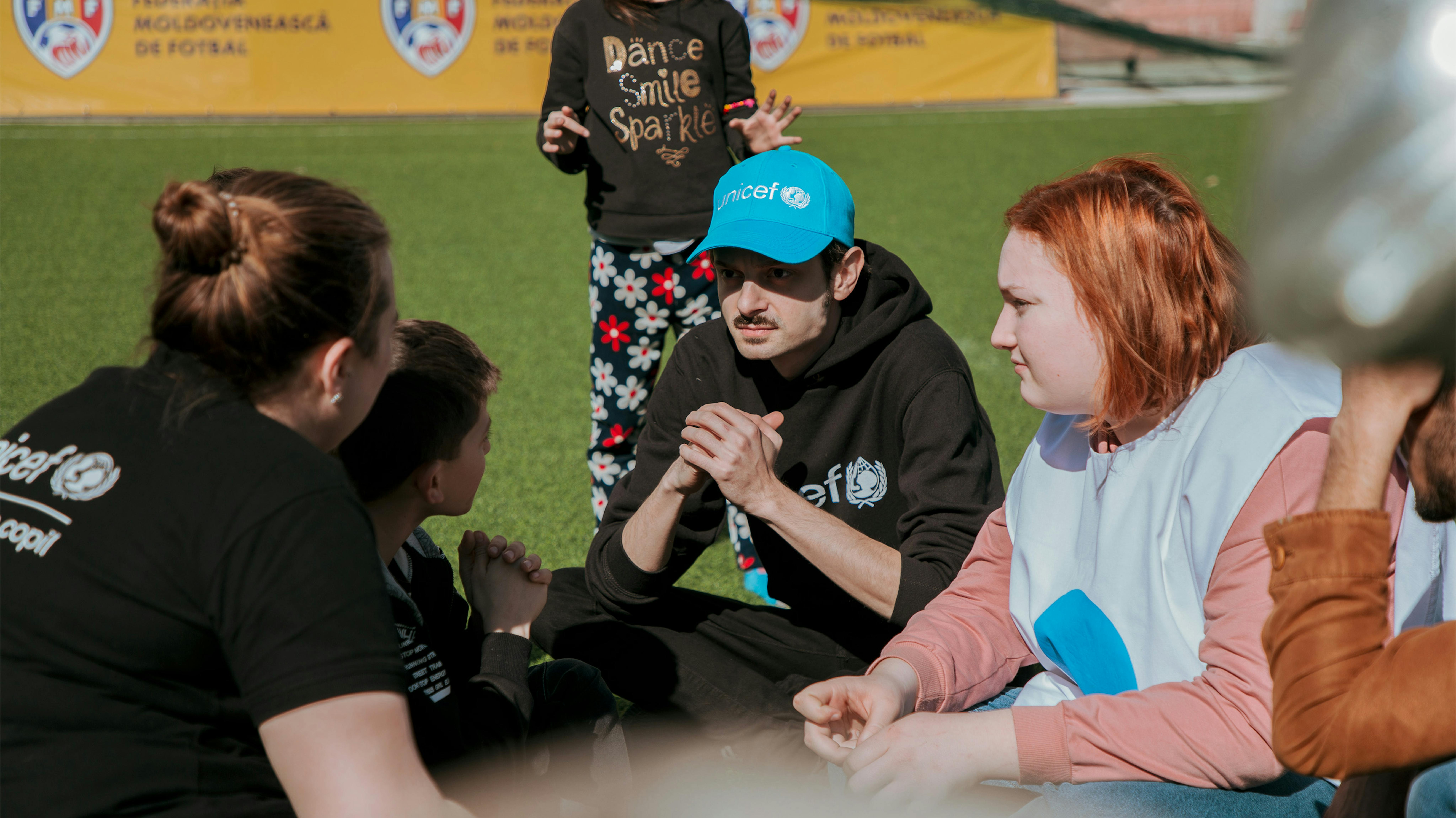 Moldavia, Fabio Rovazzi con alcuni operatori UNICEF. Foto Arianna Canali.