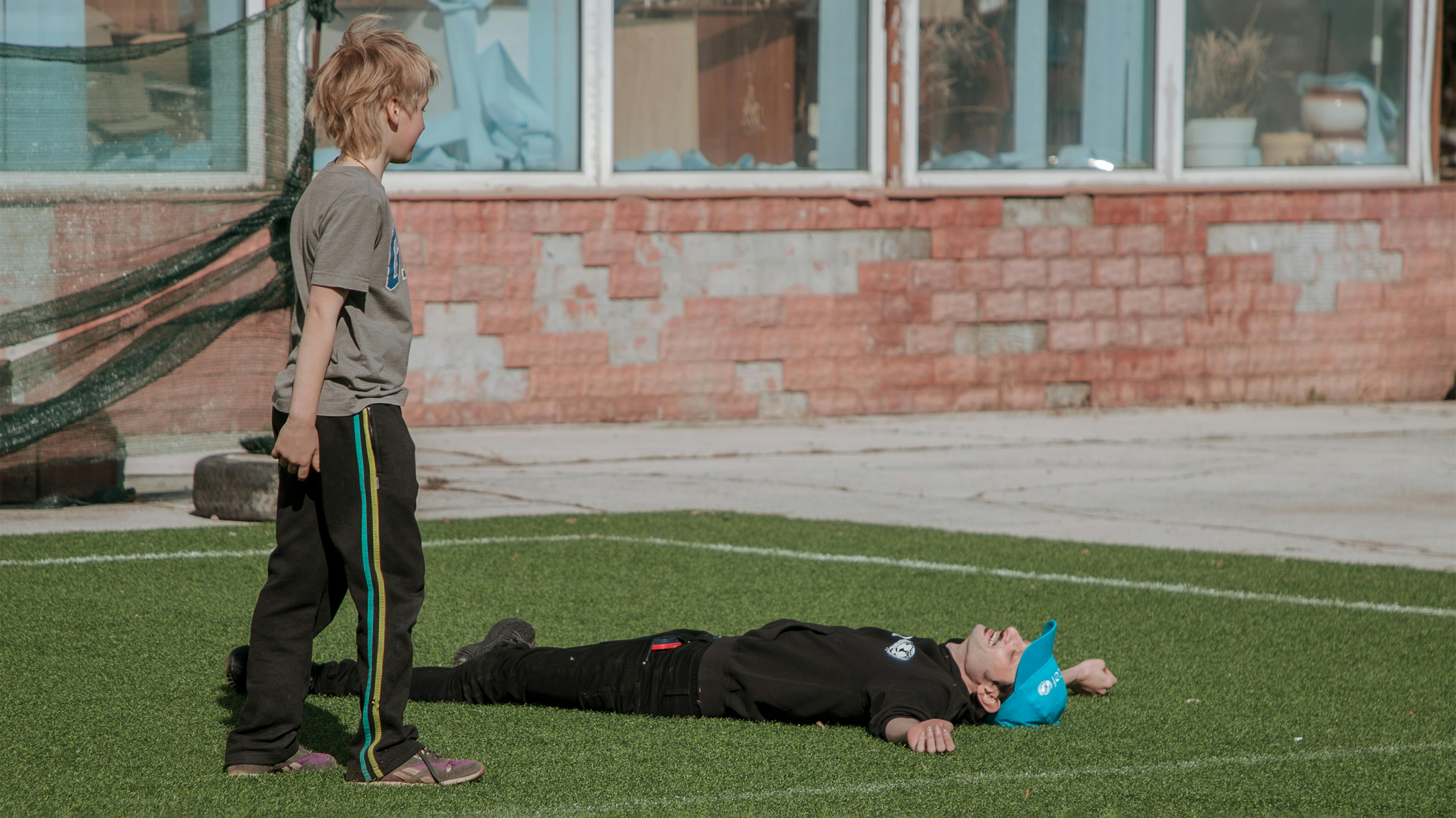 Moldavia, Fabio Rovazzi gioca con i bambini ucraini in fuga dalla guerra. Foto Arianna Canali.