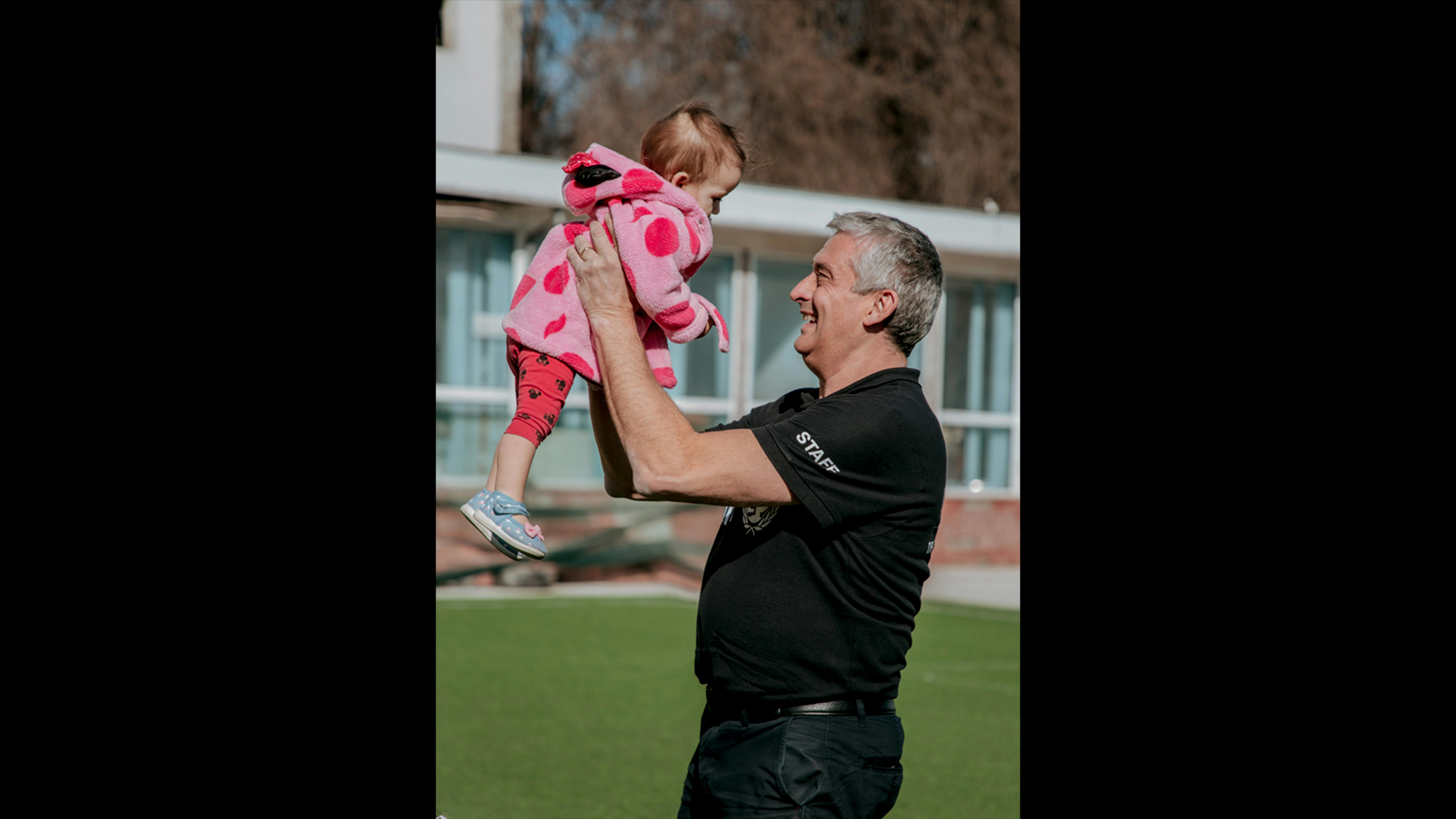 Moldavia, Paolo Rozera, Direttore dell'UNICEF Italia, gioca con una bambina ucraina. Foto di Arianna Canali.