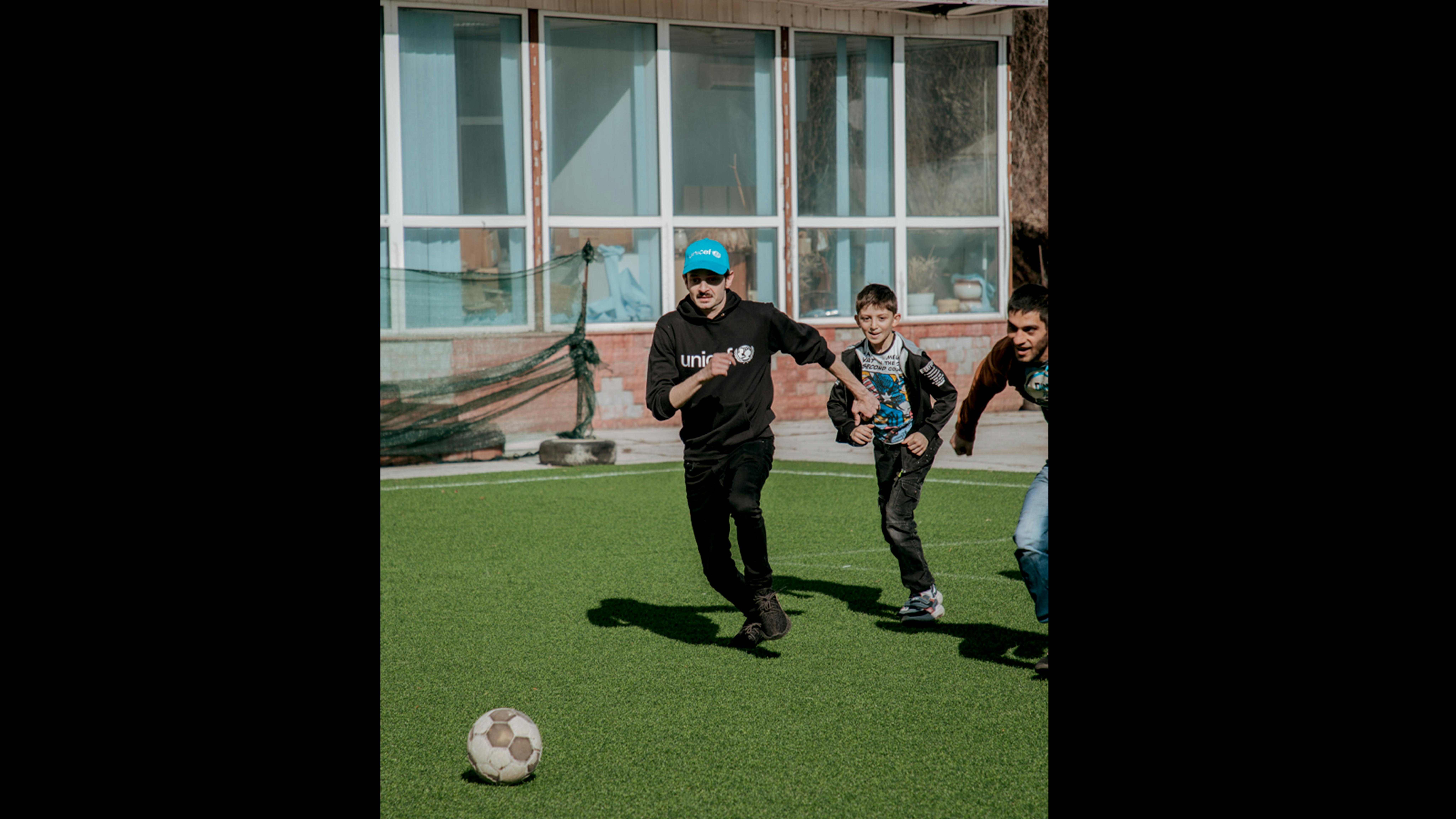 Moldavia, Fabio Rovazzi gioca con i bambini ucraini in fuga dalla guerra. Foto Arianna Canali.