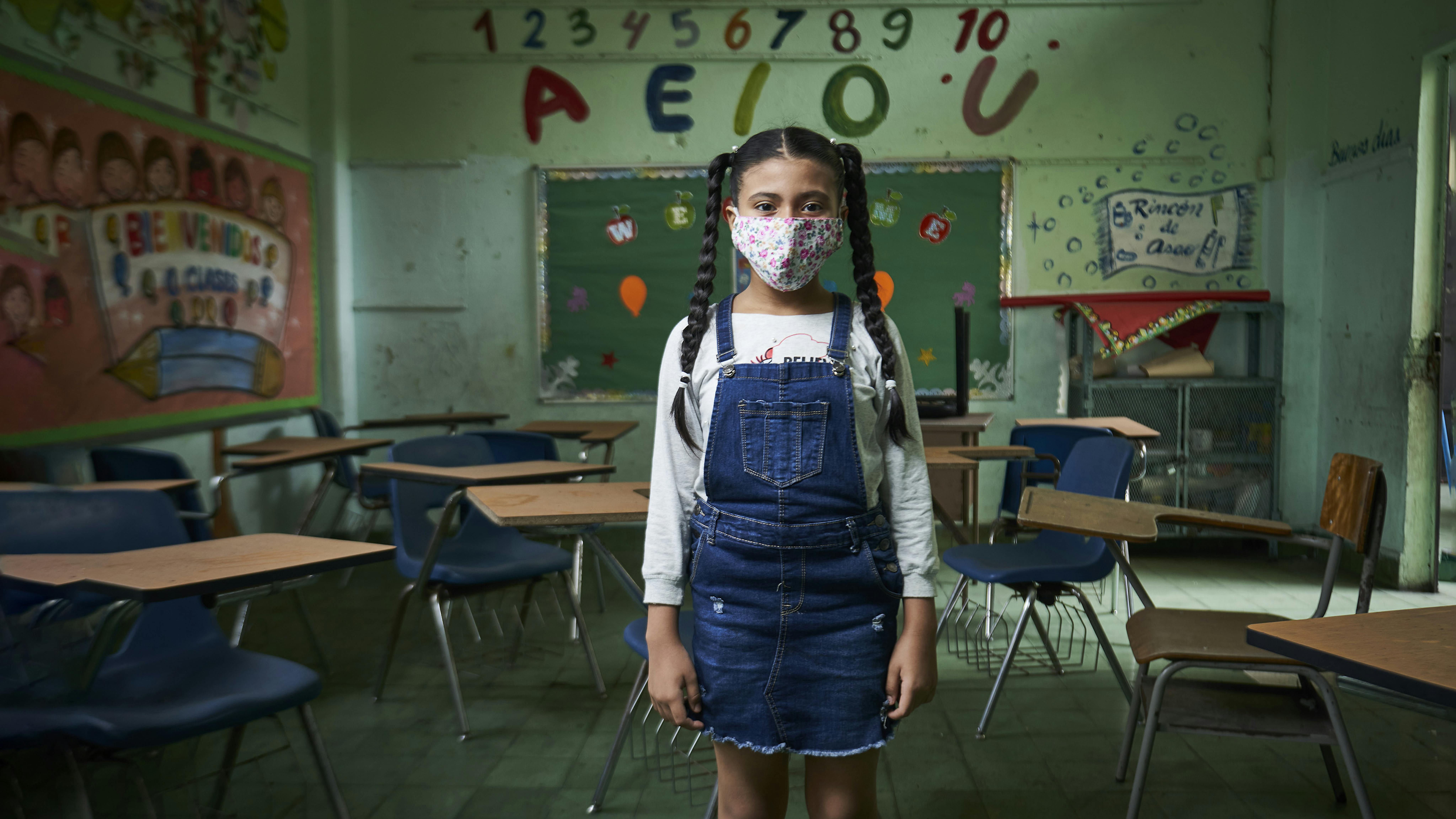 Panama, una bambina nella classe vuota della scuola che dovrebbe frequentare