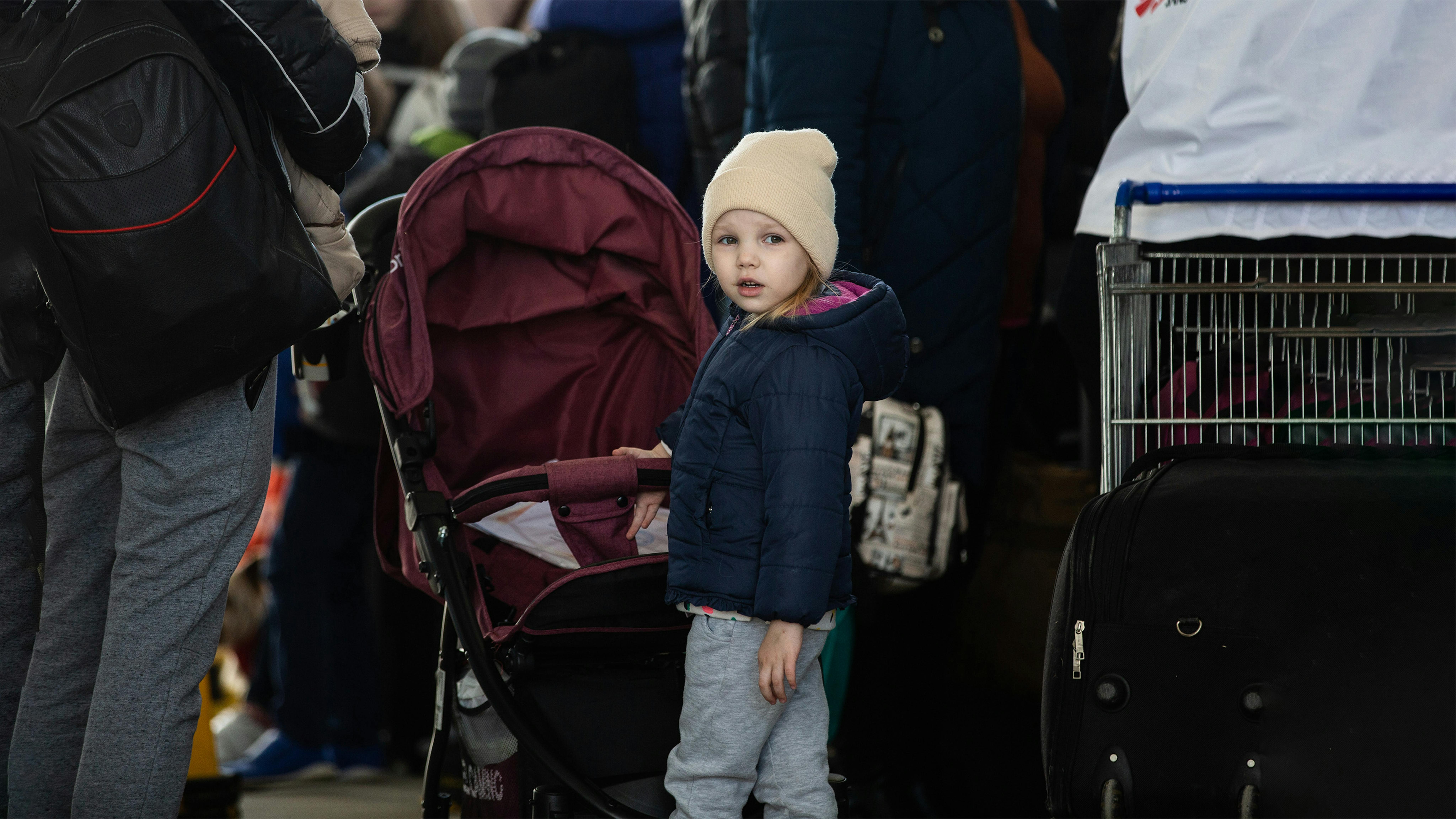 Al valico di frontiera tra Ucraina e Moldavia a Palanca, i rifugiati sono in fila in attesa di essere accolti