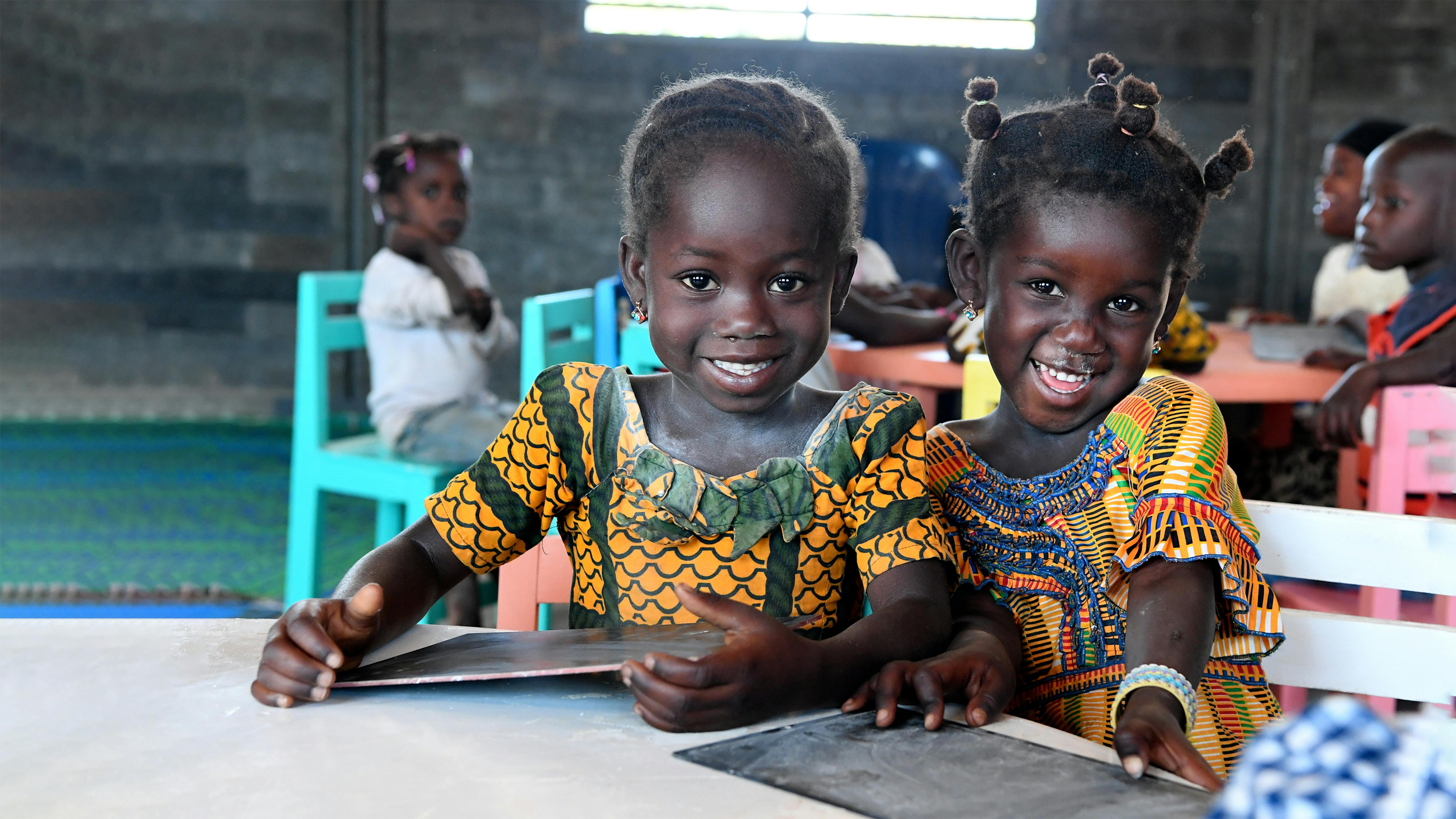 Bambini in età prescolare nelle loro nuove classi in una scuola realizzata con mattoni di plastica riciclata, a Touba, Costa d'Avorio.