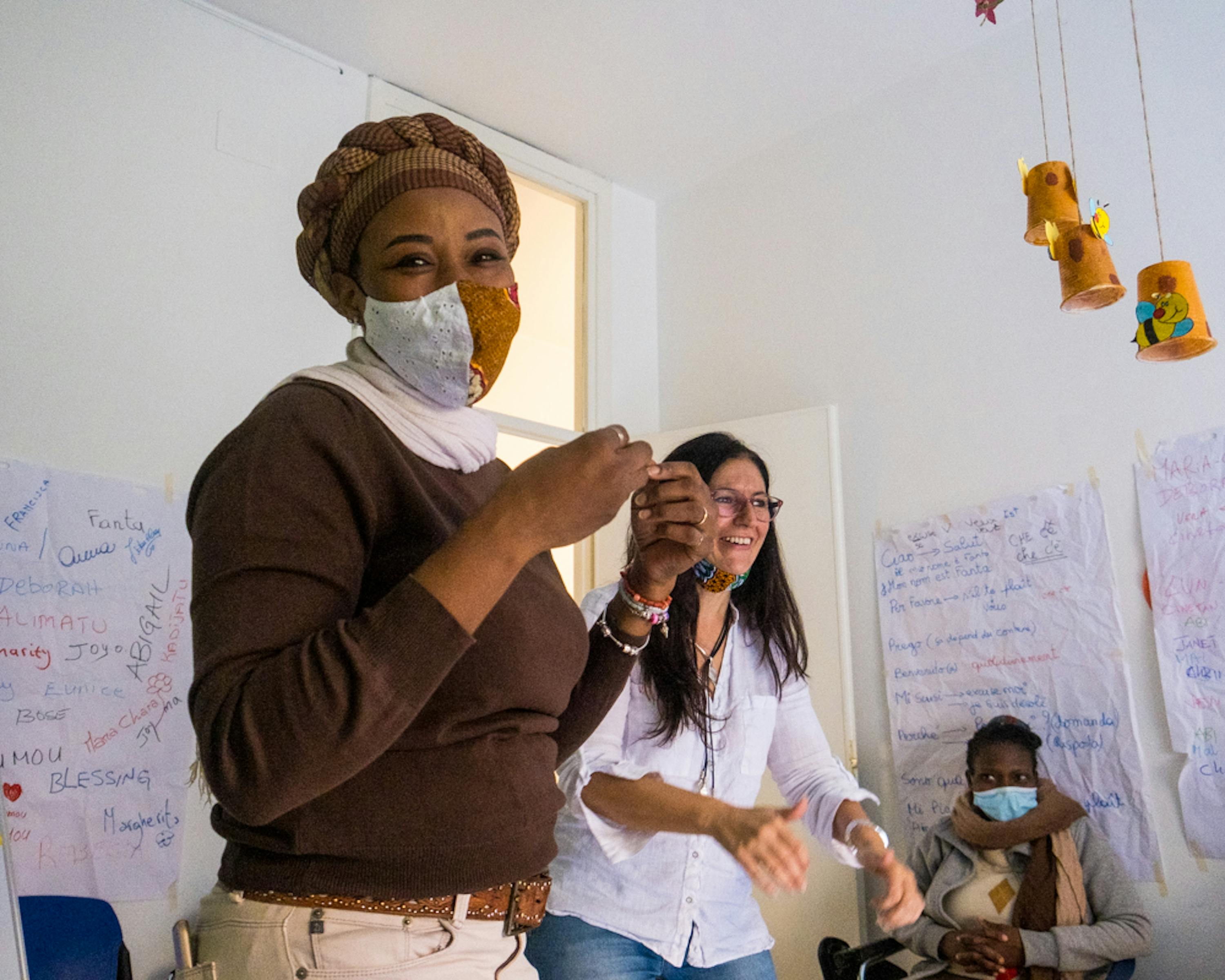 @UNICEF/Festa/2021 - La mediatrice culturale Deborah e l’etnopsicologa Maria Chiara Monti durante un incontro nel Women and Girls Safe Space di Palermo