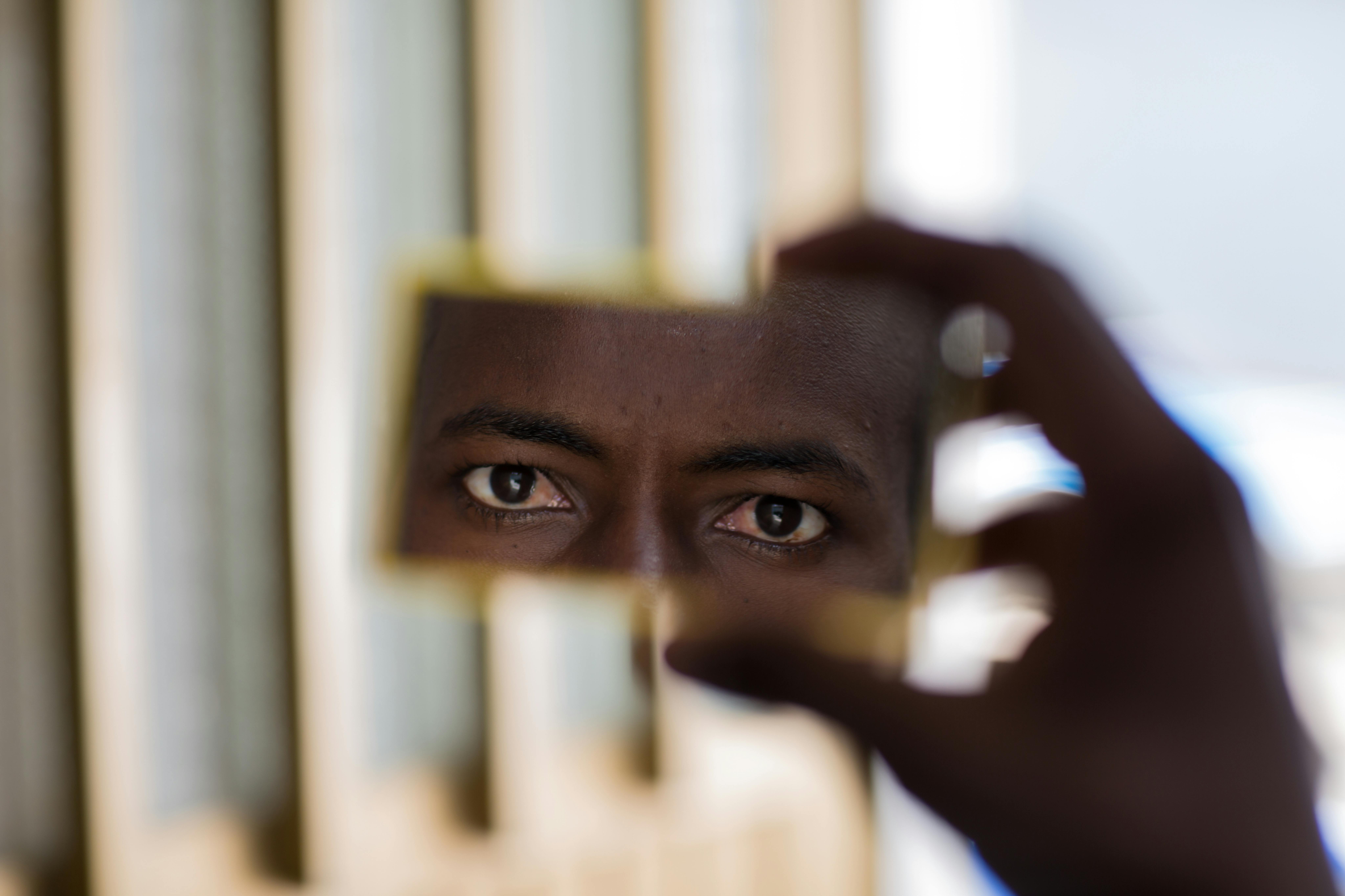 Nahom Seleshi, 17 anni, si guarda allo specchio dopo la doccia nel centro di transito dedicato al ricongiungimento dei migranti minorenni con le loro famiglie, il 31 marzo 2016, ad Addis Abeba, in Etiopia.