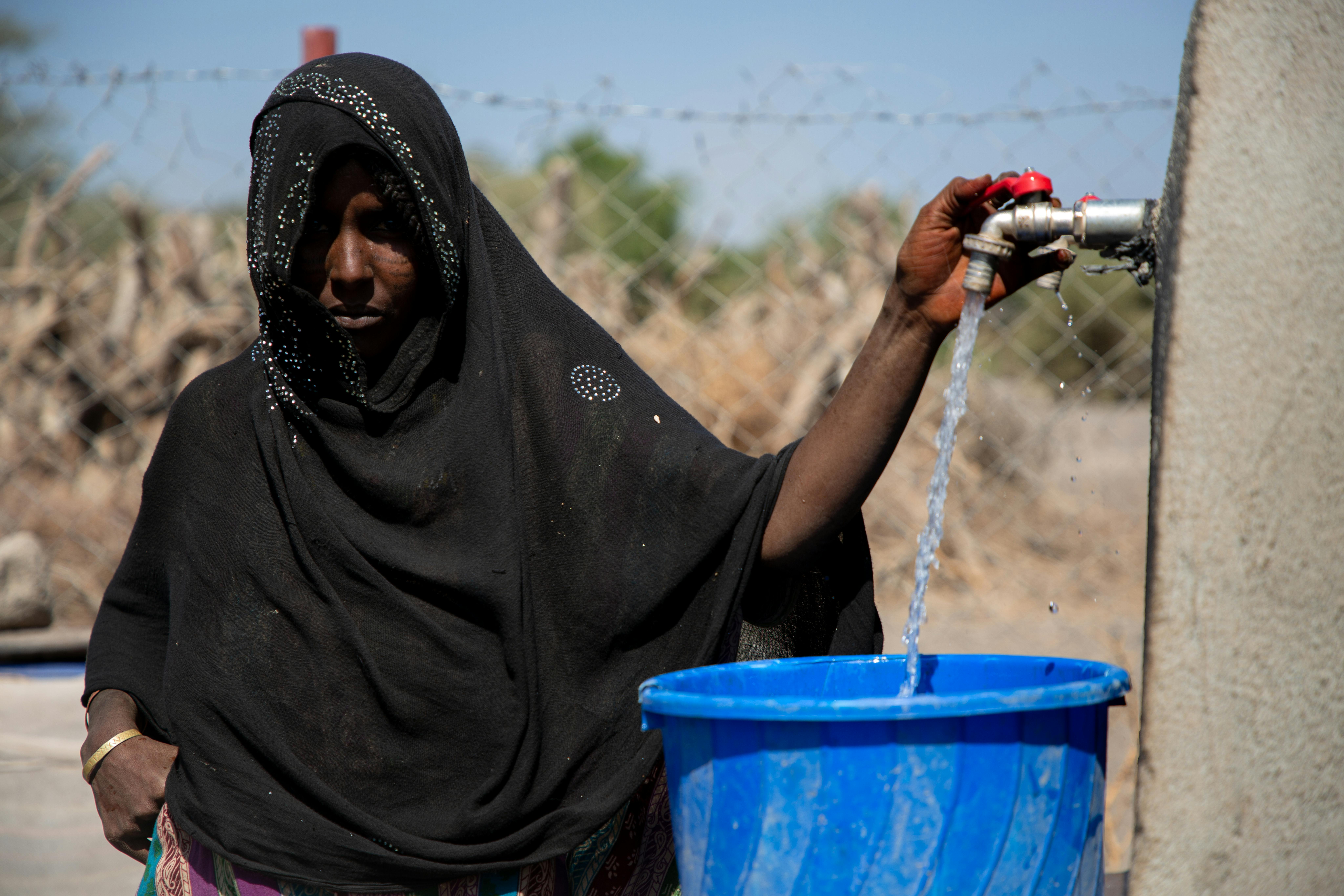 Fatuma sta prendendo l'acqua dal punto di approvigionamento di Kori Fenti, in Etiopia: nella stagione secca è l'unico disponibile per diversi distretti della zona