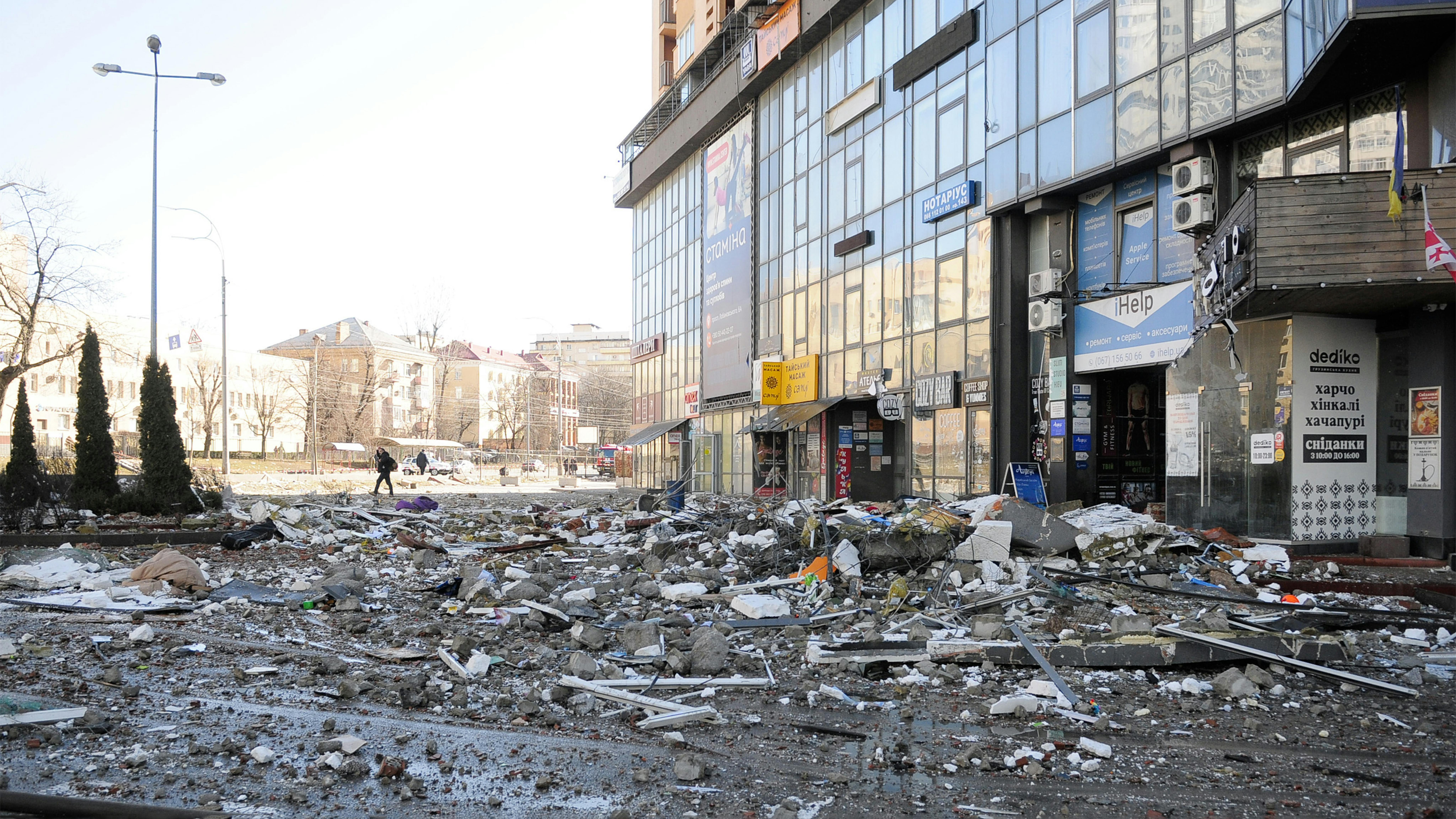Ucraina, Kiev -  i resti di un palazzo dopo il bombardamento