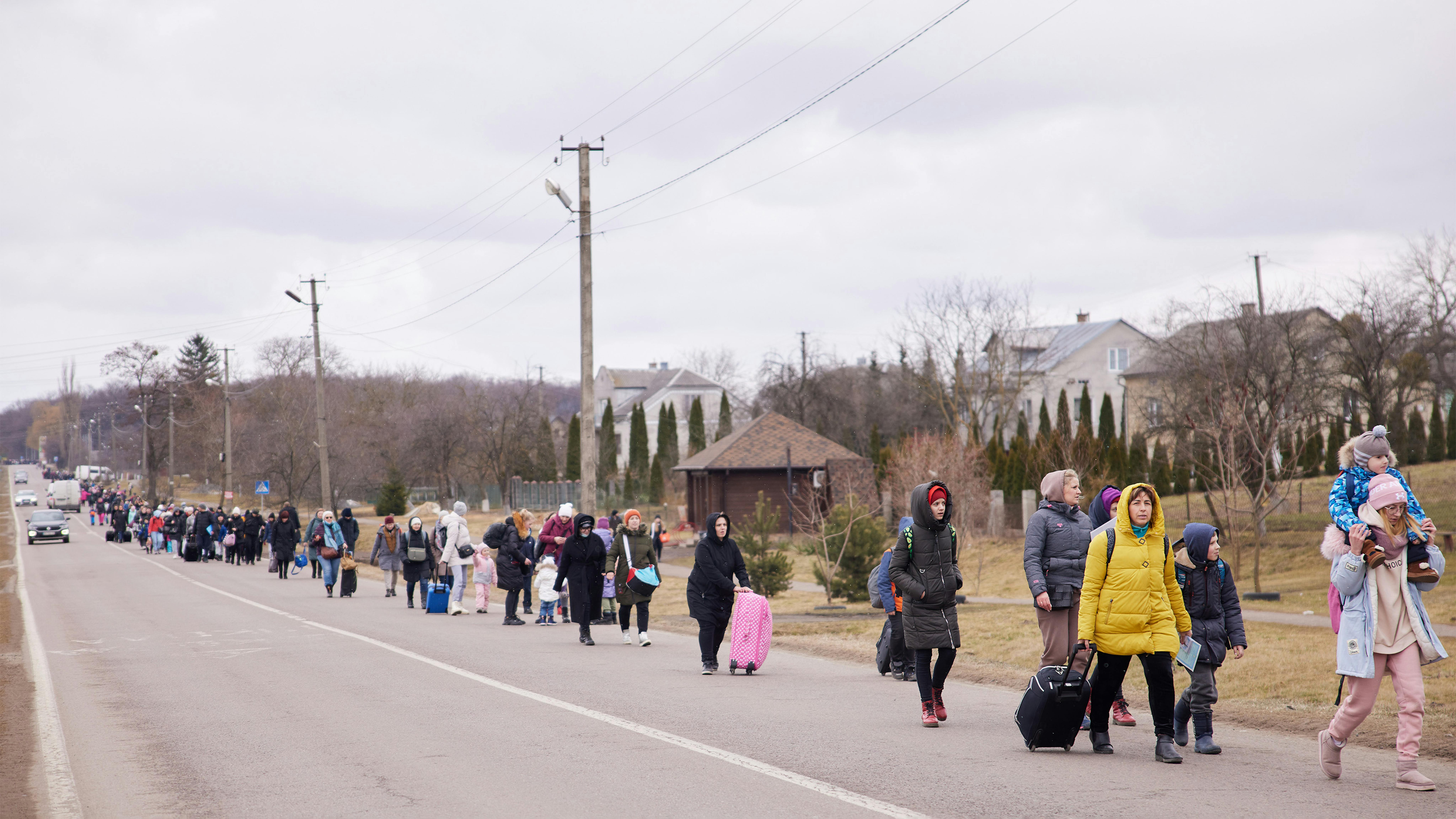 nell'Ucraina occidentale, bambini e famiglie si dirigono verso il confine per entrare in Polonia.