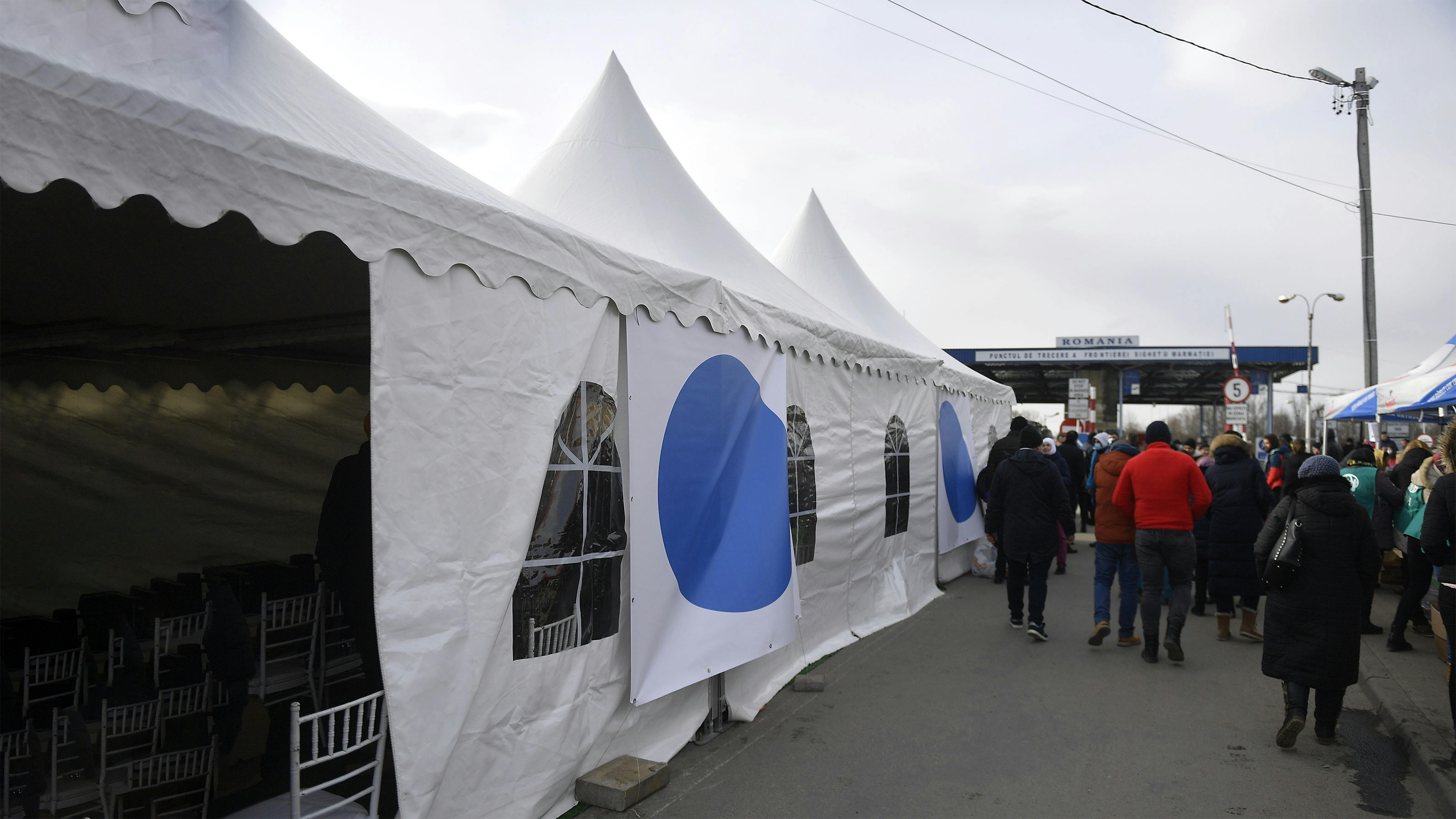 Blue  Dot deell'UNICEF per aiutare le donne e i bambini in fuga dall'Ucraina, al valico di frontiera rumeno di Sighetu Marmatiei