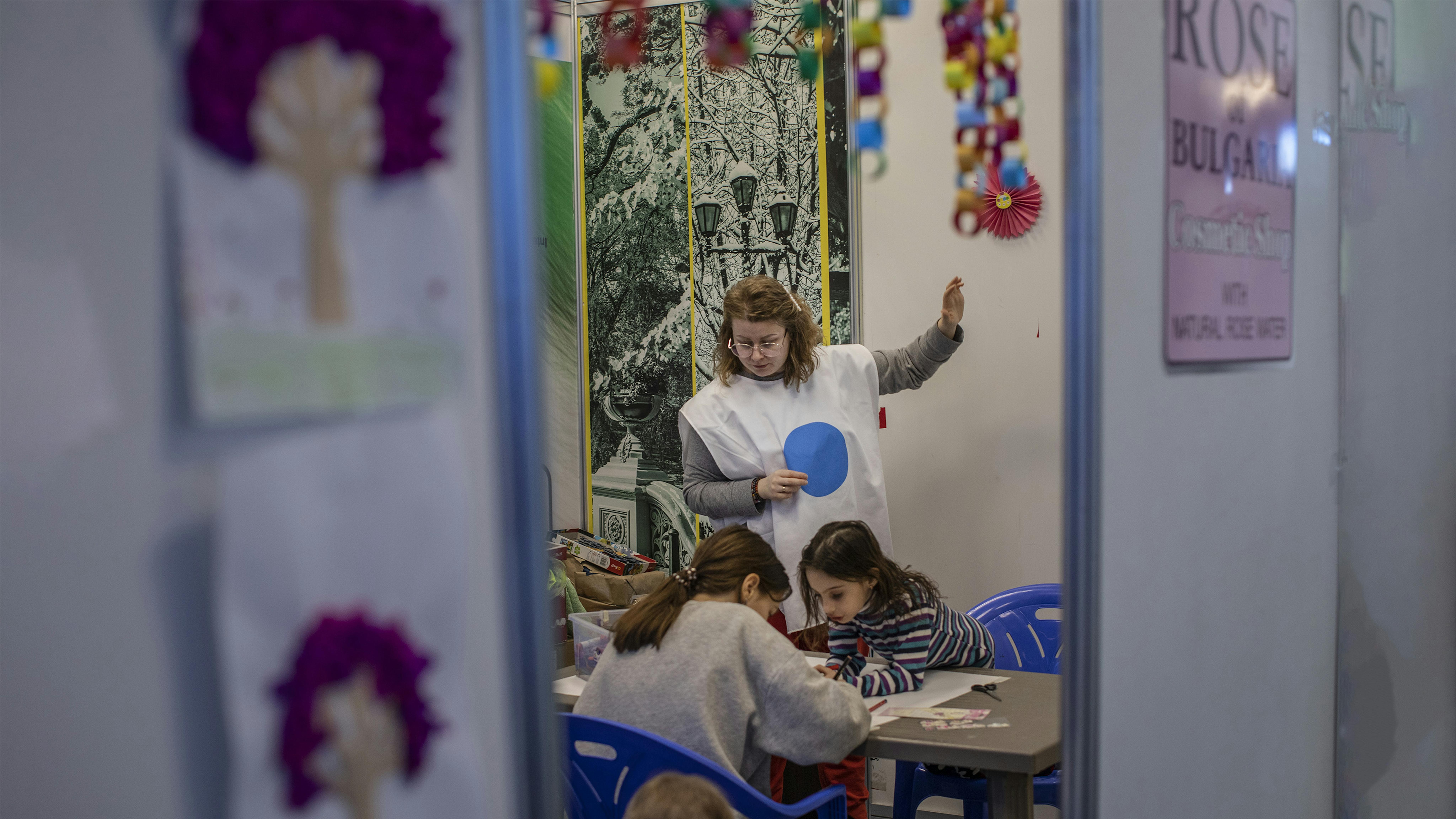  Chisinau,  Moldavia, un assistente sociale veglia sui bambini rifugiati ucraini in  un Blue Dot sostenuto dall'UNICEF 