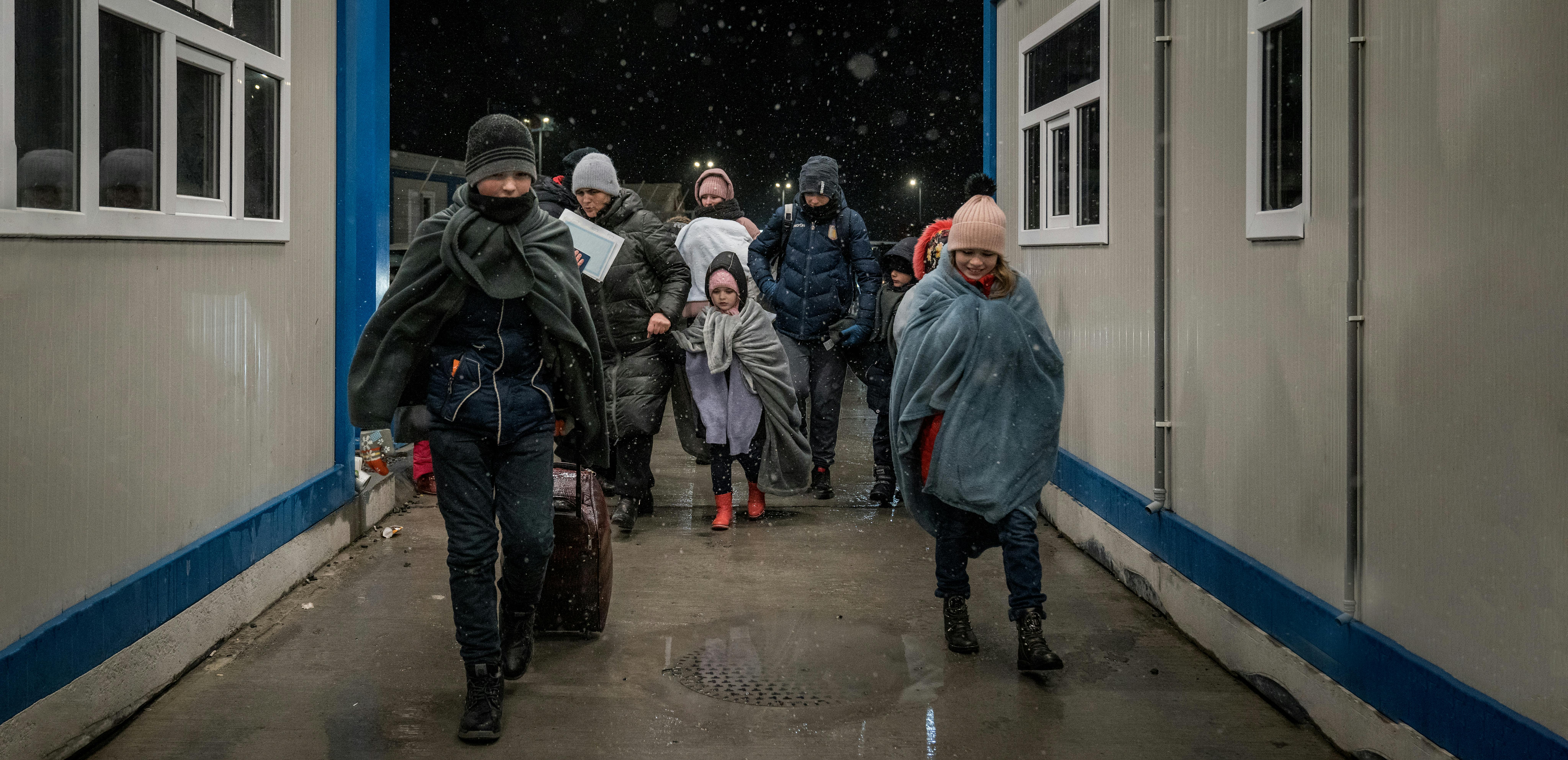 Una famiglia di rifugiati con 11 figli è entrata in Romania al valico di frontiera di Isaccea. Sono di Ismail, vicino a Odessa, hanno subito lasciato il Paese, in autobus, e hanno preso il traghetto per arrivare in Romania.