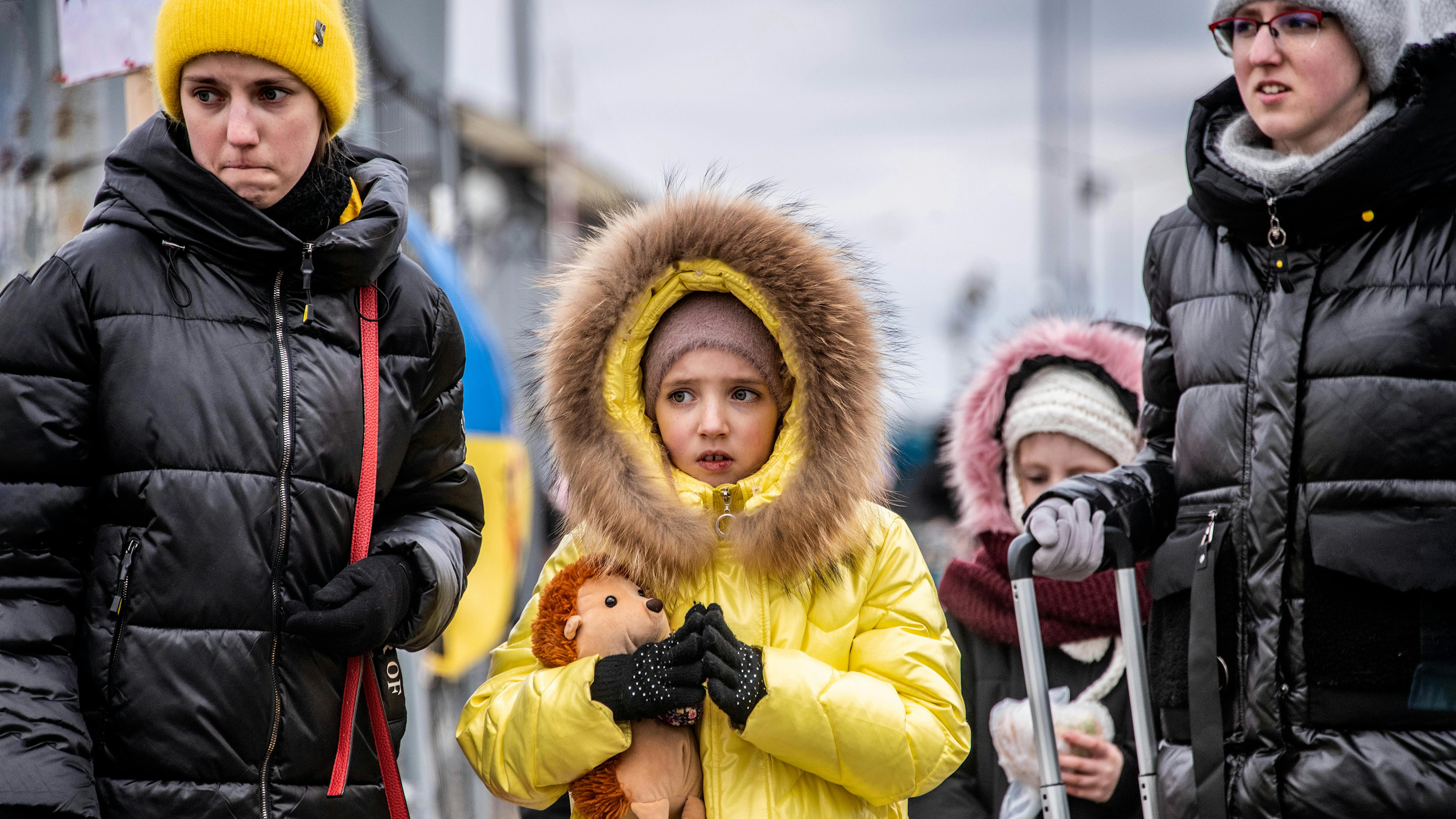 bambini e famiglie raggiungono Berdyszcze, in Polonia, dopo aver attraversato il confine dall'Ucraina, in fuga dall'escalation del conflitto.